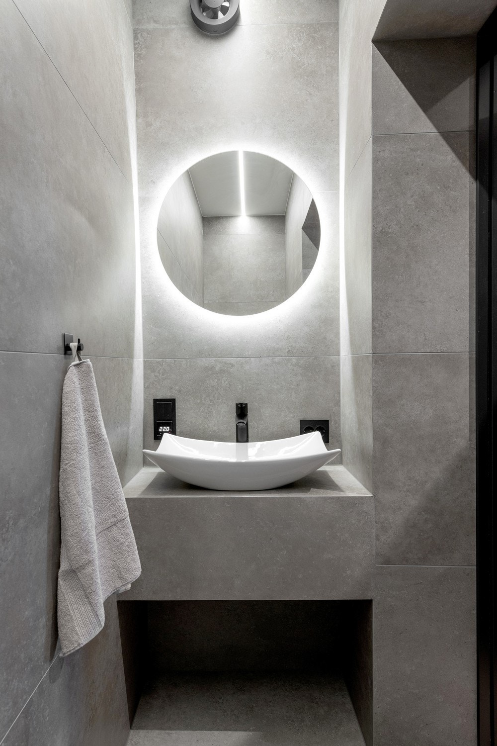 Toalettrom oppusset i 2024 - Rundt speil med innfelt ledlys, samt ledstripe i tak Galleribilde