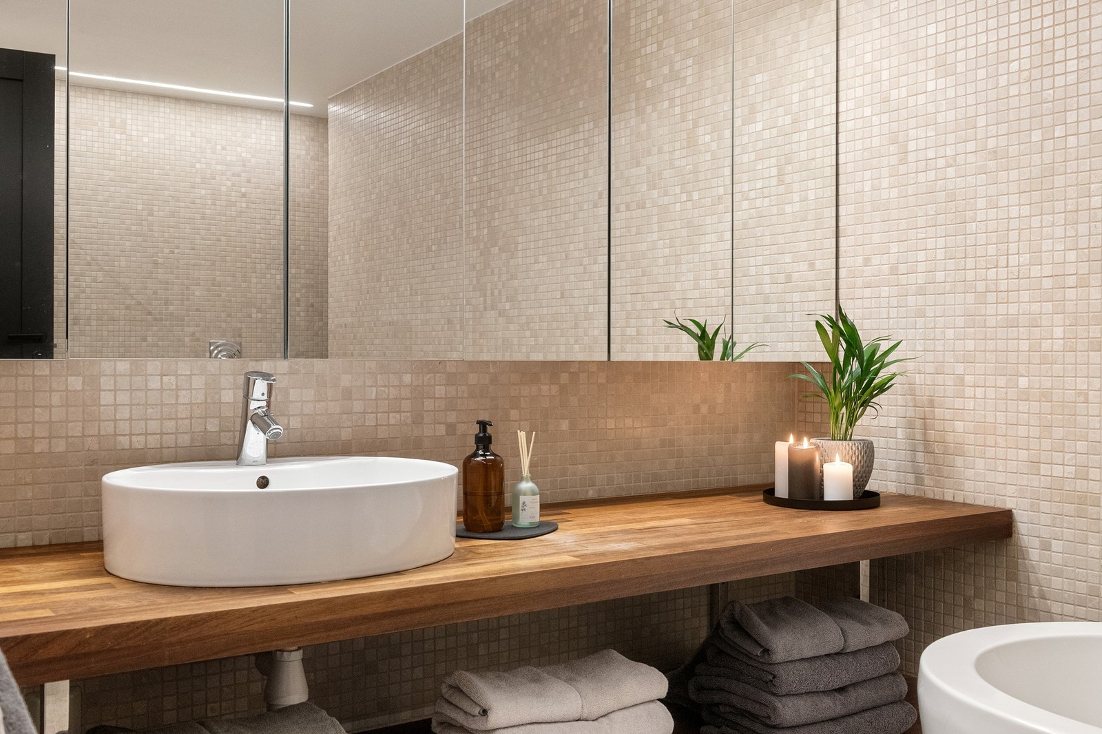 Baderomsinnreding av plassbygd benk med hylle og toppmontert vask på heltre benkeplate Galleribilde