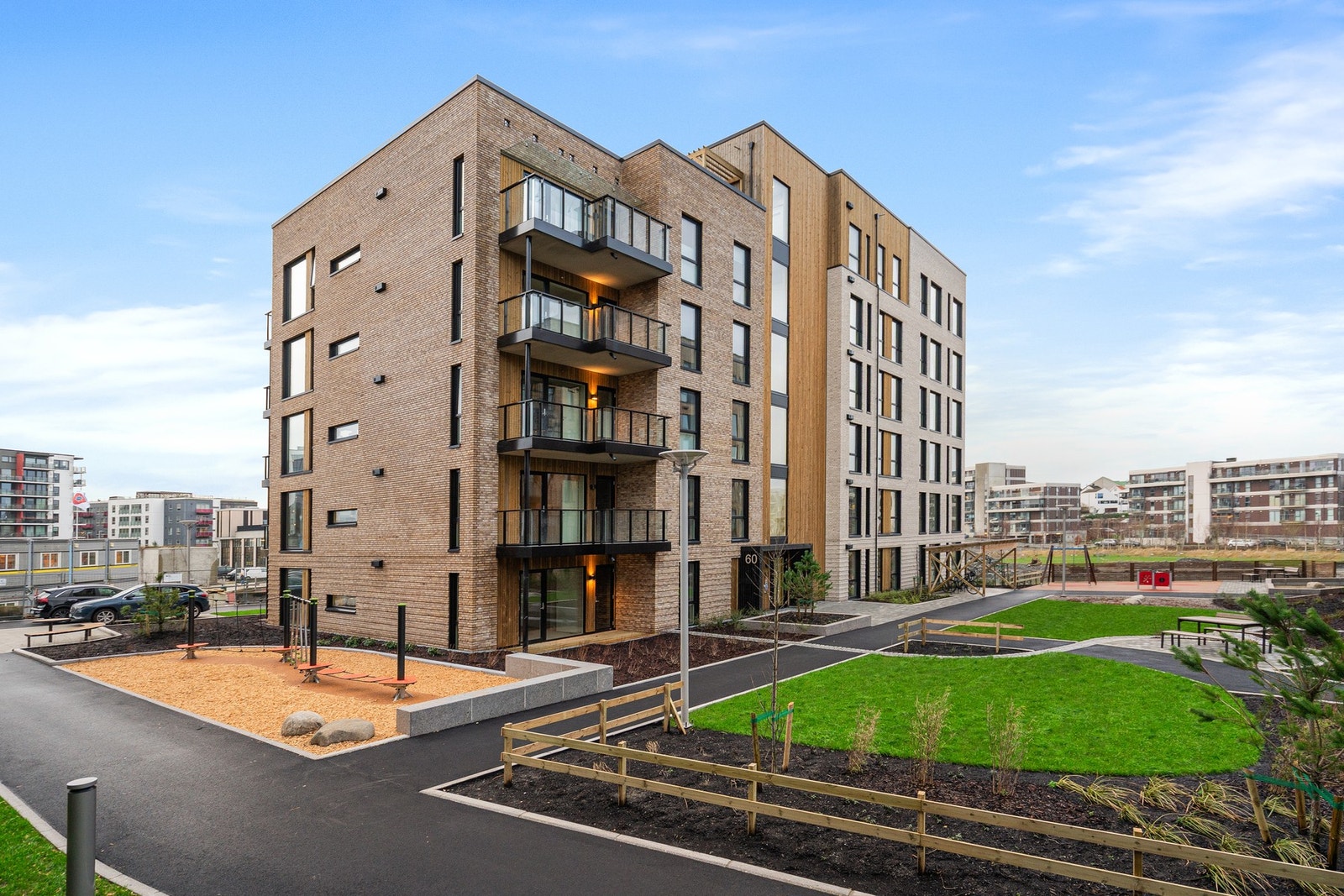 Leiligheten ligger i et nyere boligområde på Lervig Brygge. Galleribilde