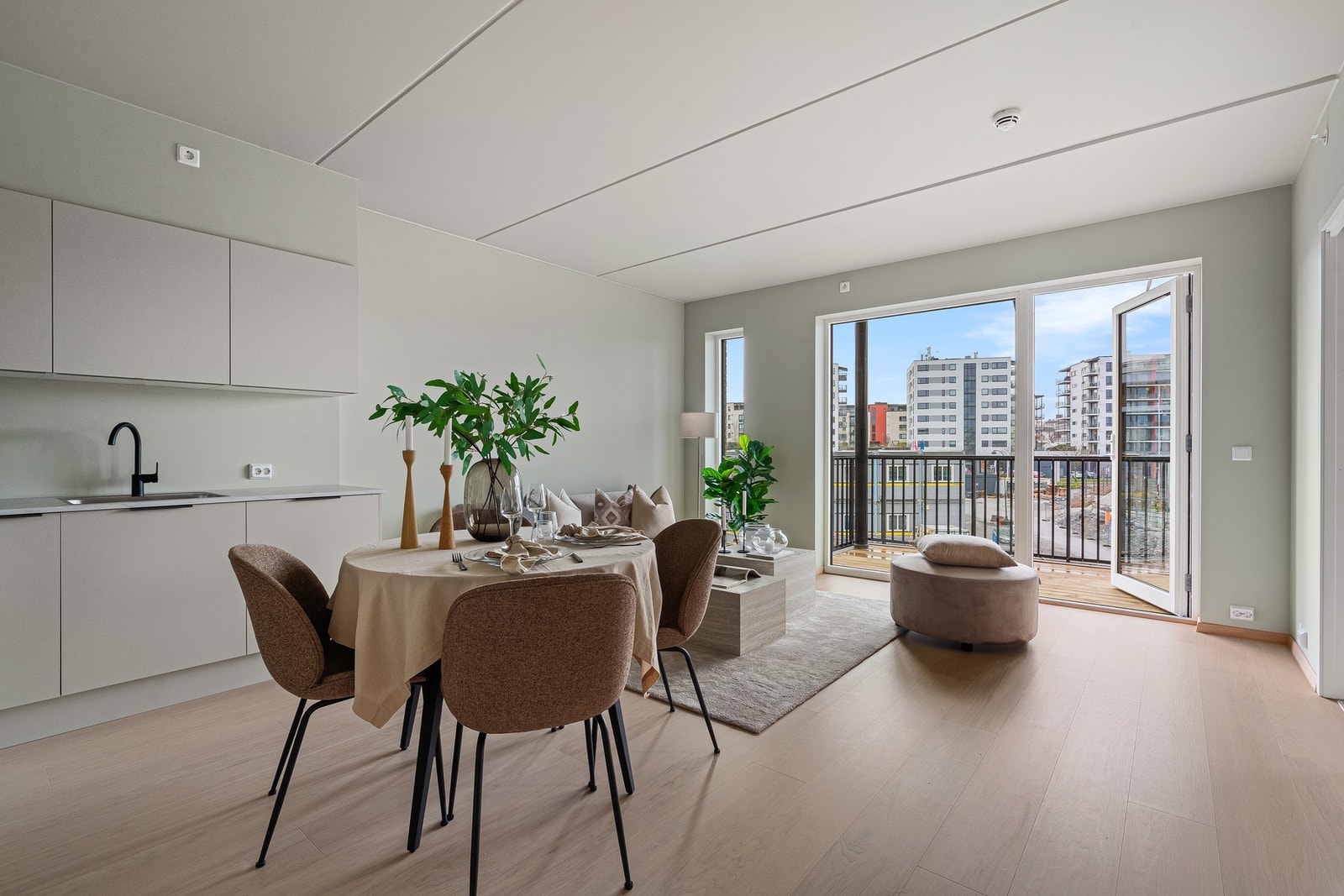 Når du åpner terrassedøren kan du høre lyden av bølgeskvulp og kjenne lukten av frisk sjøluft. Galleribilde