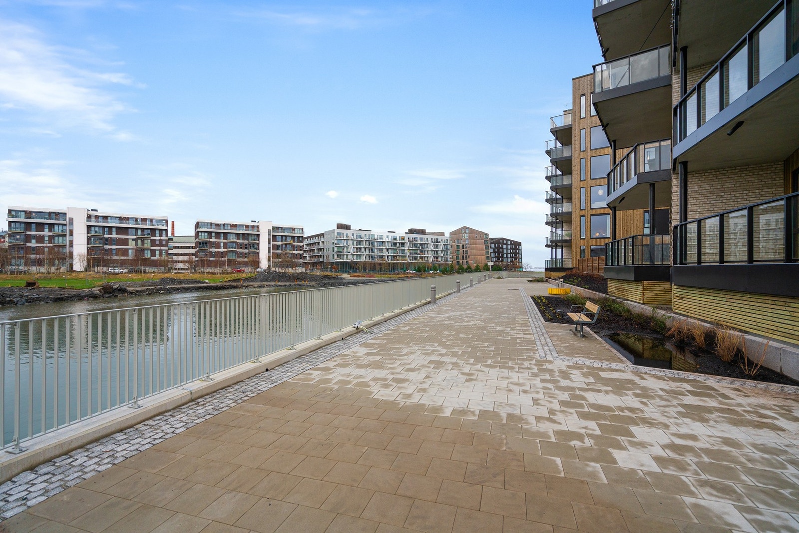 Fantastisk beliggenhet med sjø og bryggekant like utenfor døren. Galleribilde