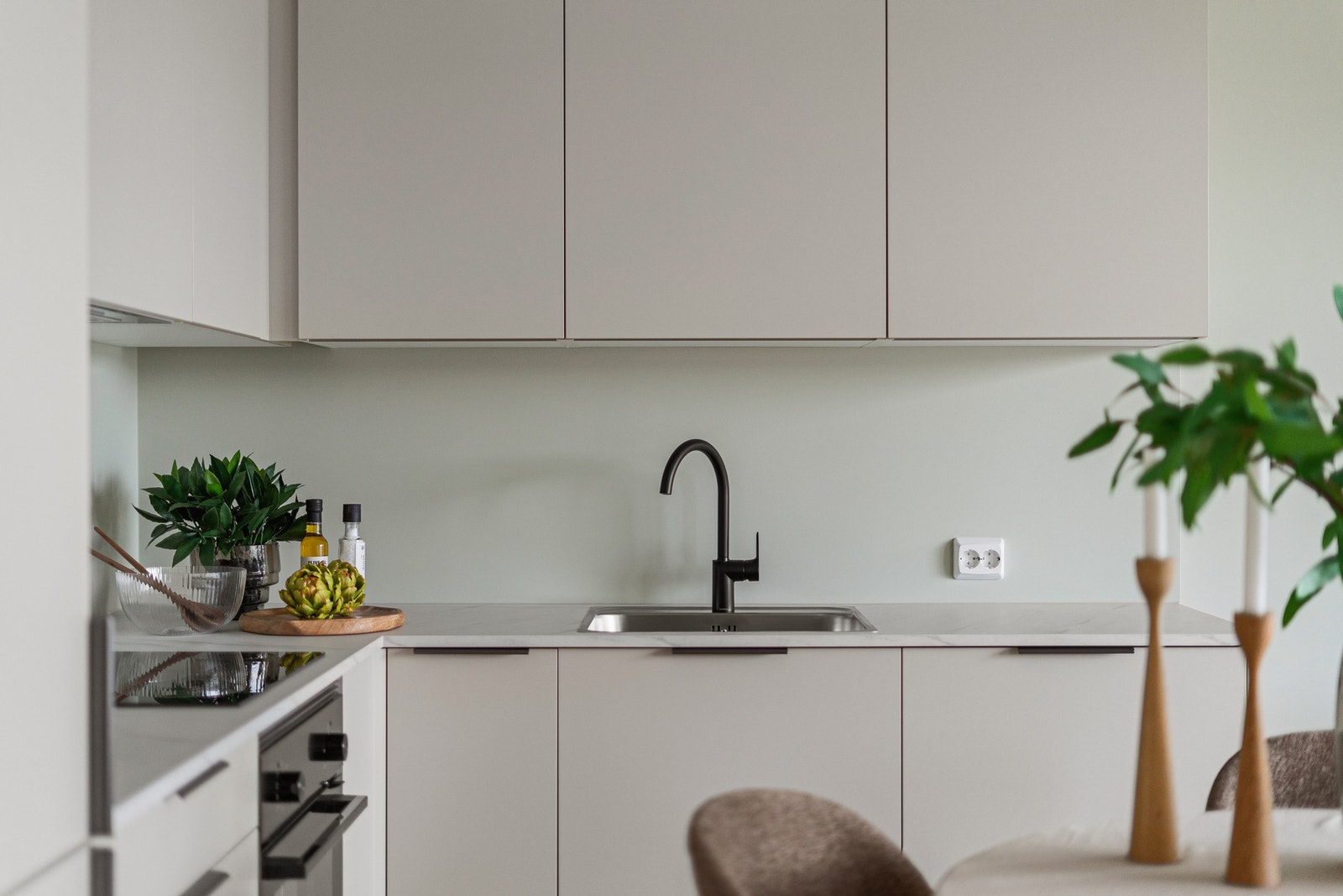 Leiligheten har et lekkert kjøkken fra HTH. Galleribilde