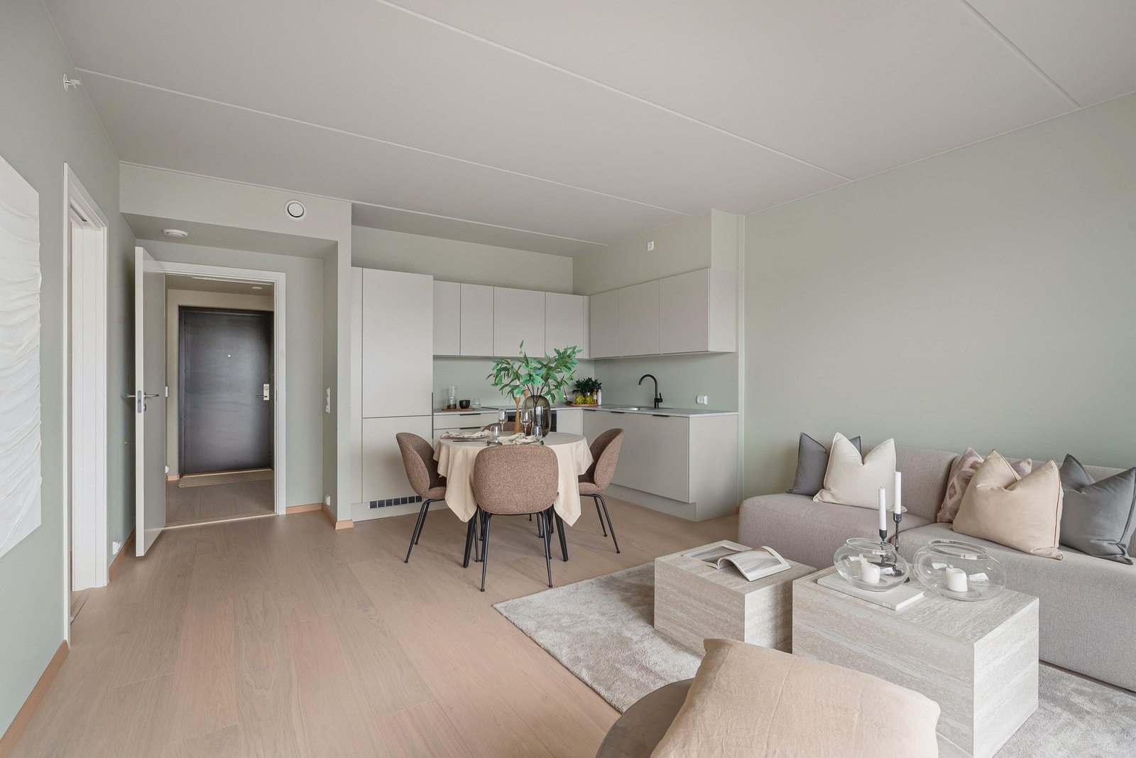 Det er vannbåren varme i stue/kjøkken og gang. Galleribilde