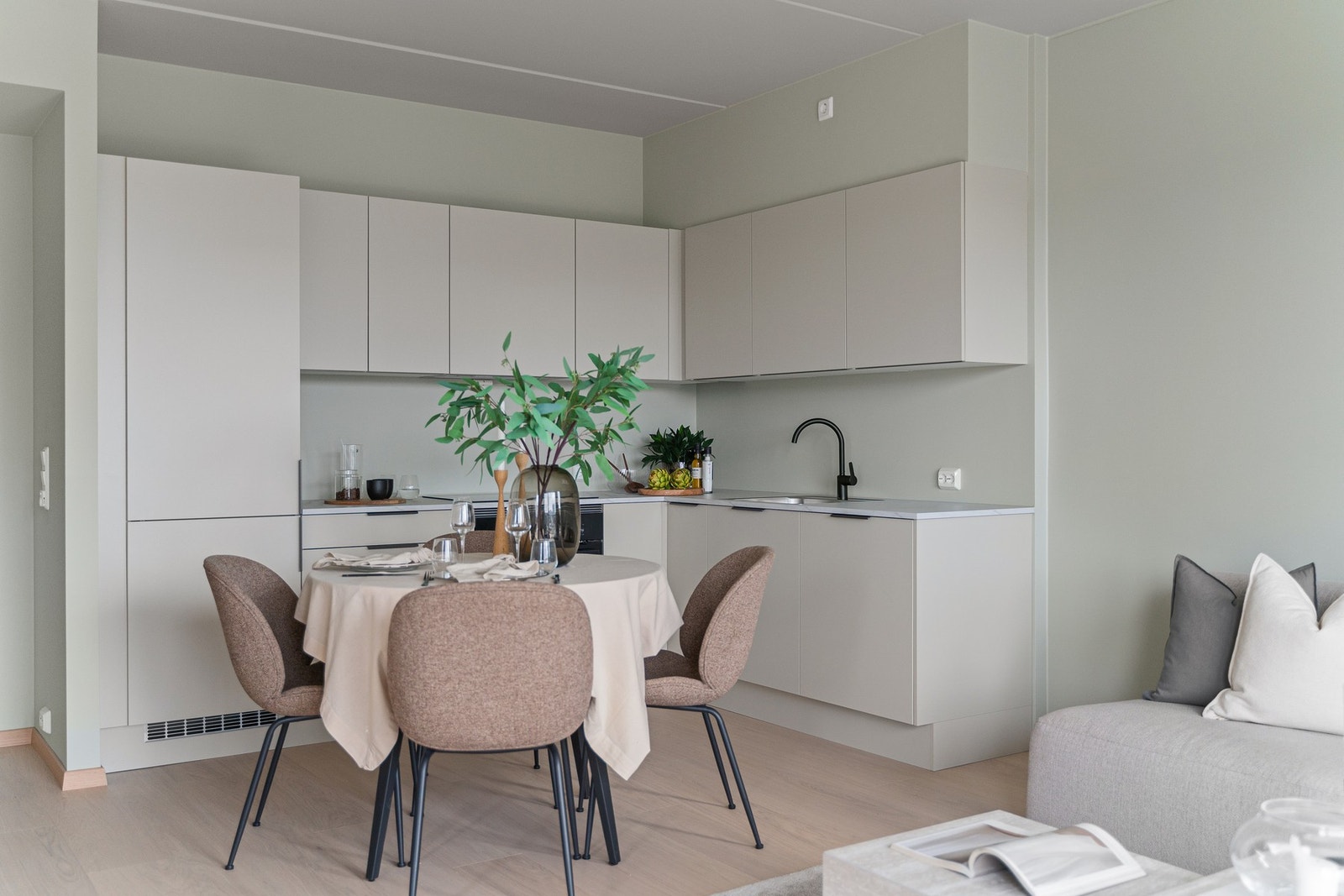 Hvitevarene er integrerte og medfølger i handelen. Galleribilde