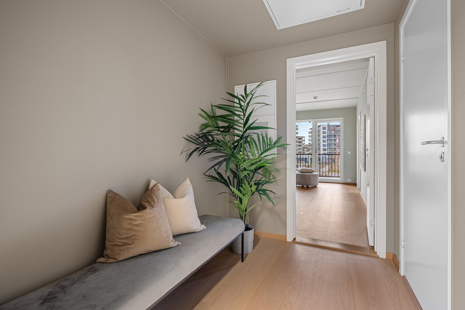 Entré med god plass til garderobeløsninger. Galleribilde