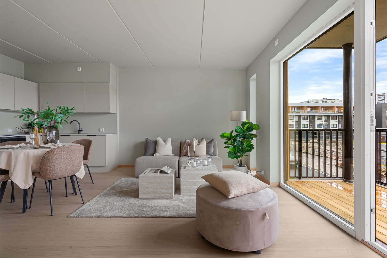 På gulvet er det en flott enstavs eikeparkett. Galleribilde