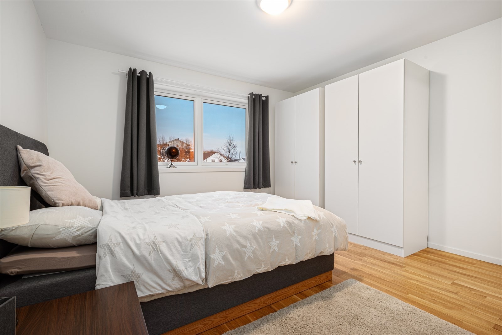 Rommet har god plass for oppbevaringsløsninger. To garderobeskap medfølger i handelen. Galleribilde