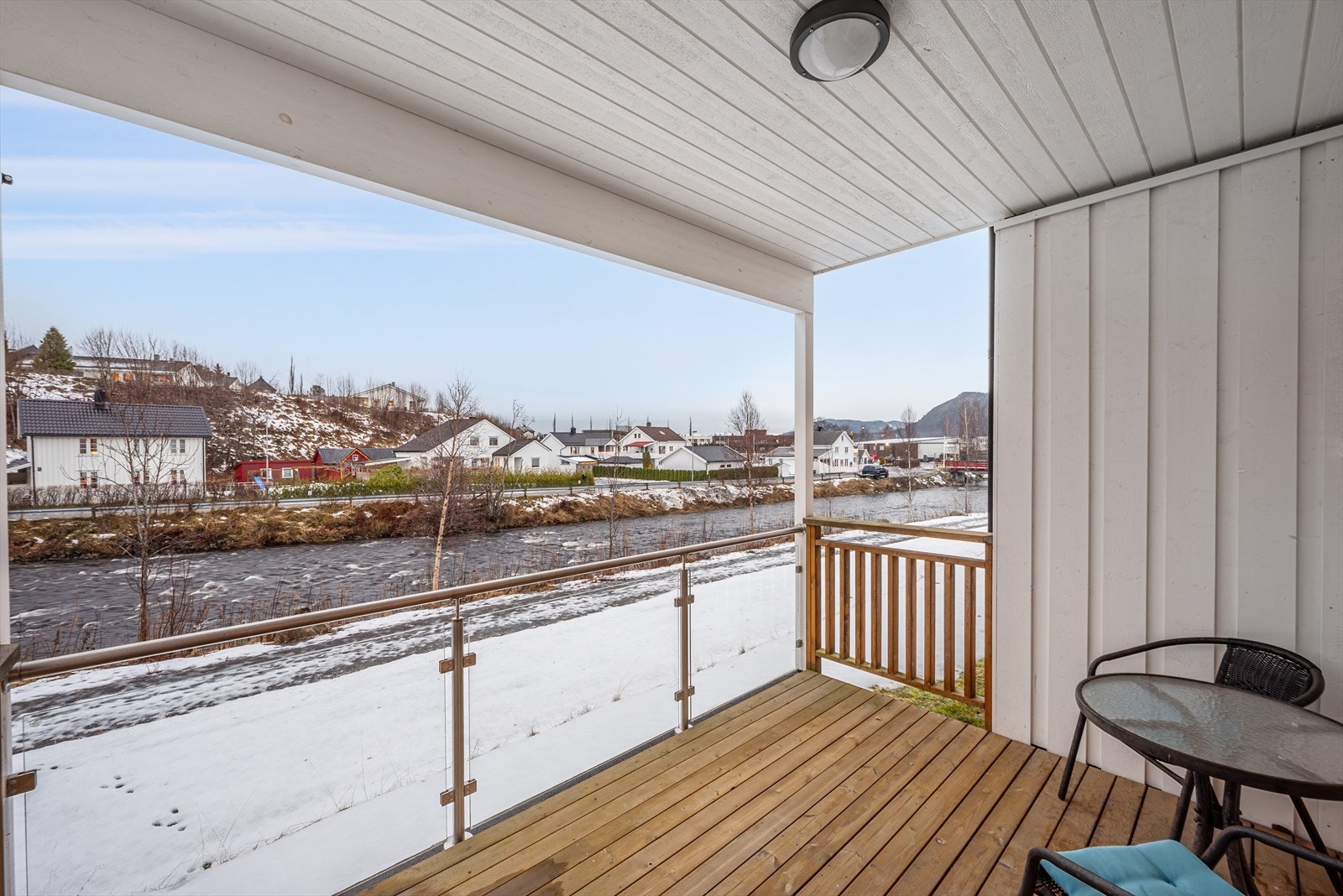 Overbygget bidrar til at uteplassen også kan benyttes på dager med litt dårligere vær. Galleribilde