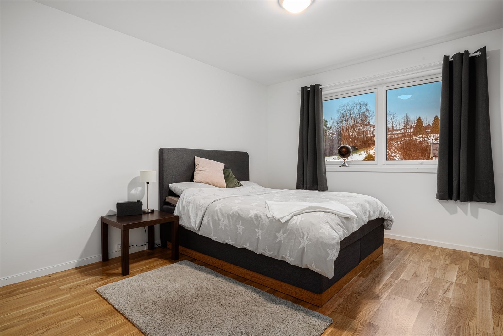 Soverommet er på hele 14 kvm. og vender ut mot elvebredden. Galleribilde