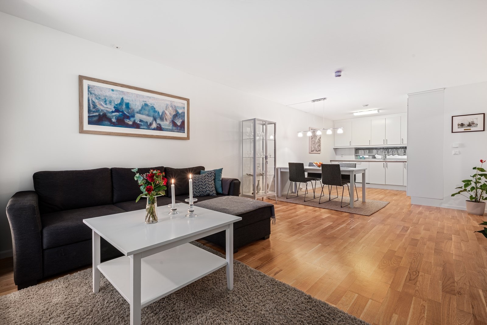 Det er parkett på gulv i stue, kjøkken, gang og på soverom. Alle oppholdsrom har behagelig gulvvarme som er inkludert i felleskostnadene. Galleribilde