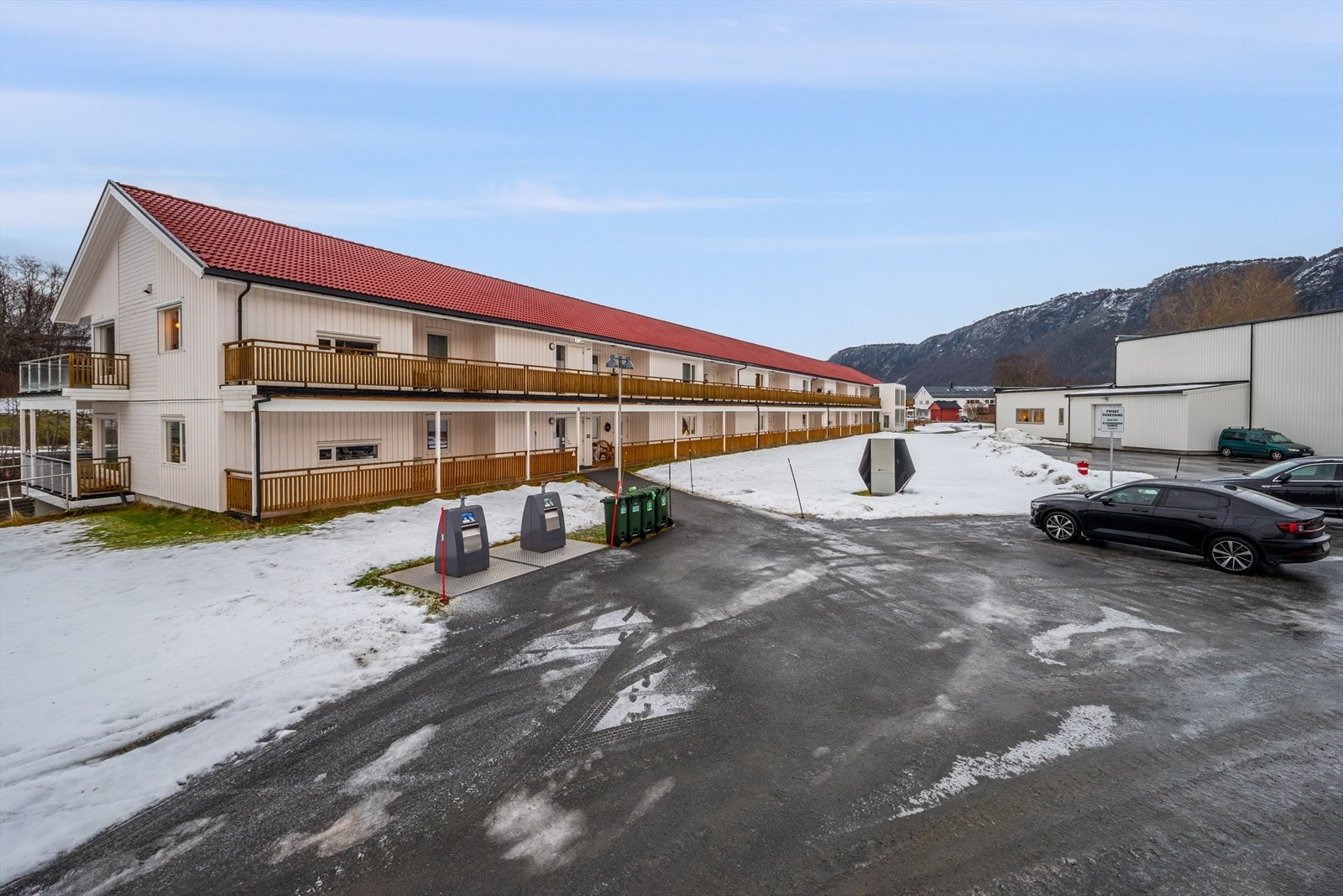 Det medfølger en bod i kjeller og garasjeplass i felles garasjeanlegg. Det er i også felles gjesteparkering for sameiet på bakkeplan. Galleribilde