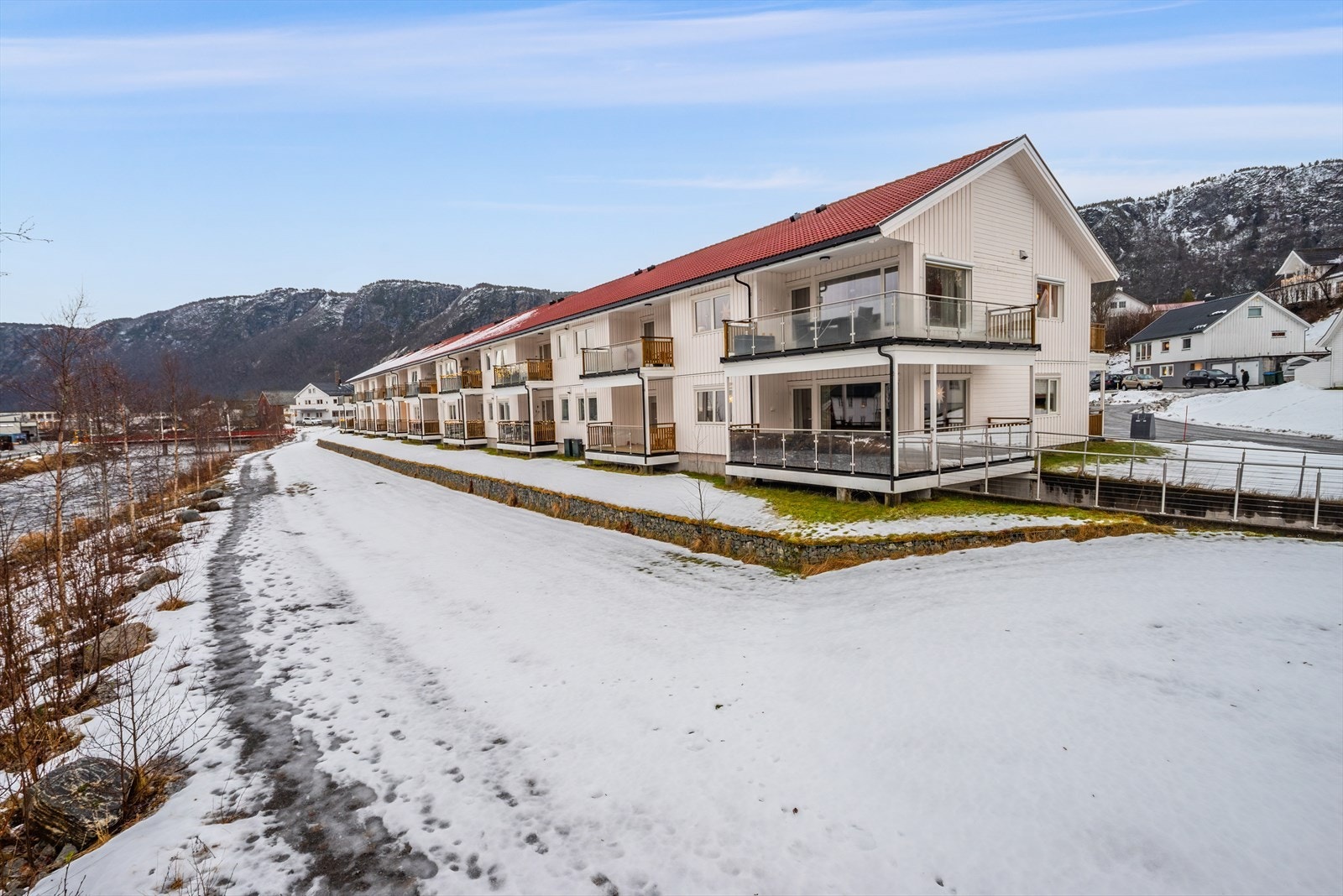 Her bor du tilbaketrukket, men samtidig svært sentralt med gangavstand til et stort utvalg servicetjenester i sentrum. Galleribilde