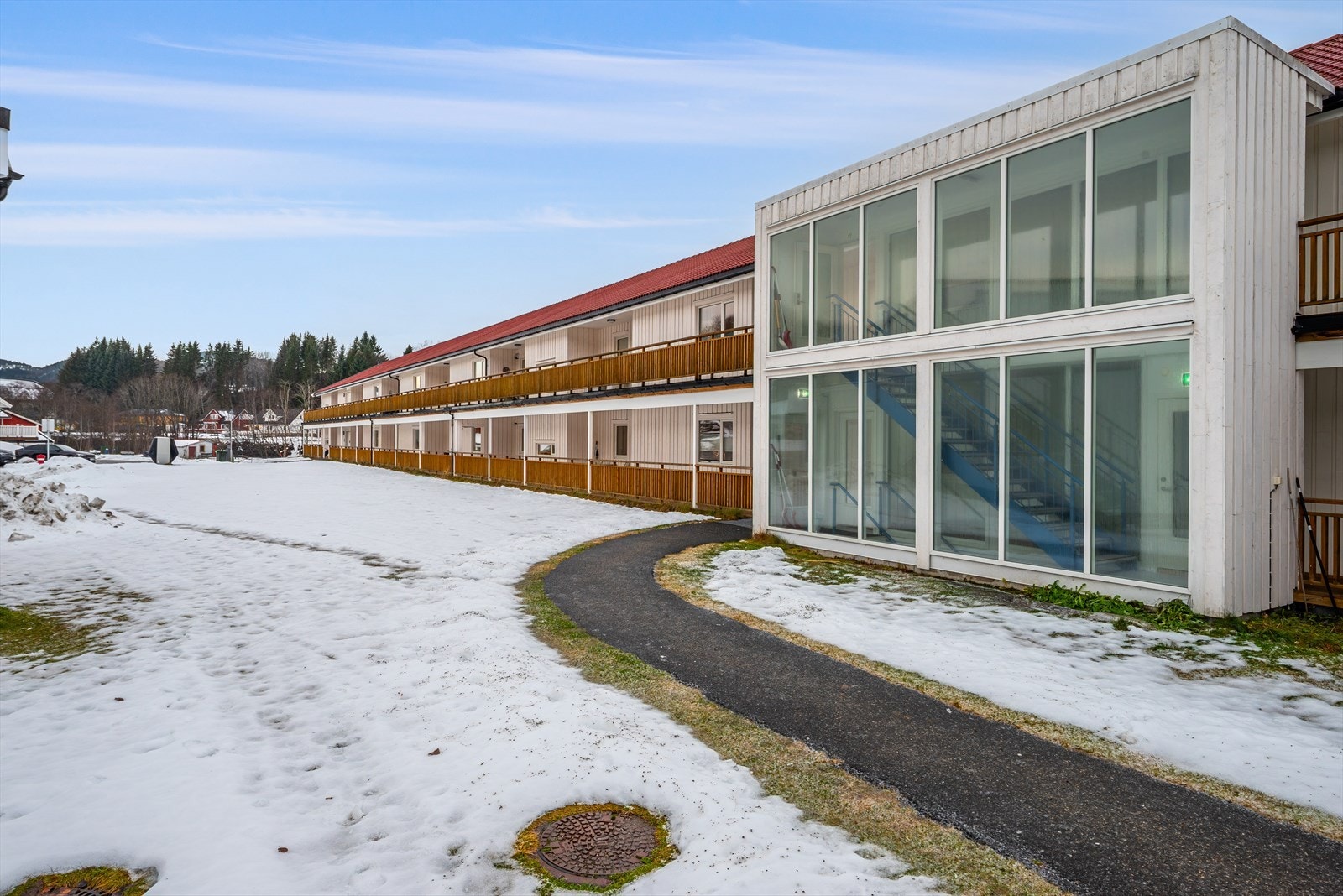 Sameiet Elvebredden er et veldrevet sameie bestående av 16 eierseksjoner. Fellesarealene er ryddig og pent opparbeidet med gressplen og asfalterte internveger og parkeringsarealer. Galleribilde