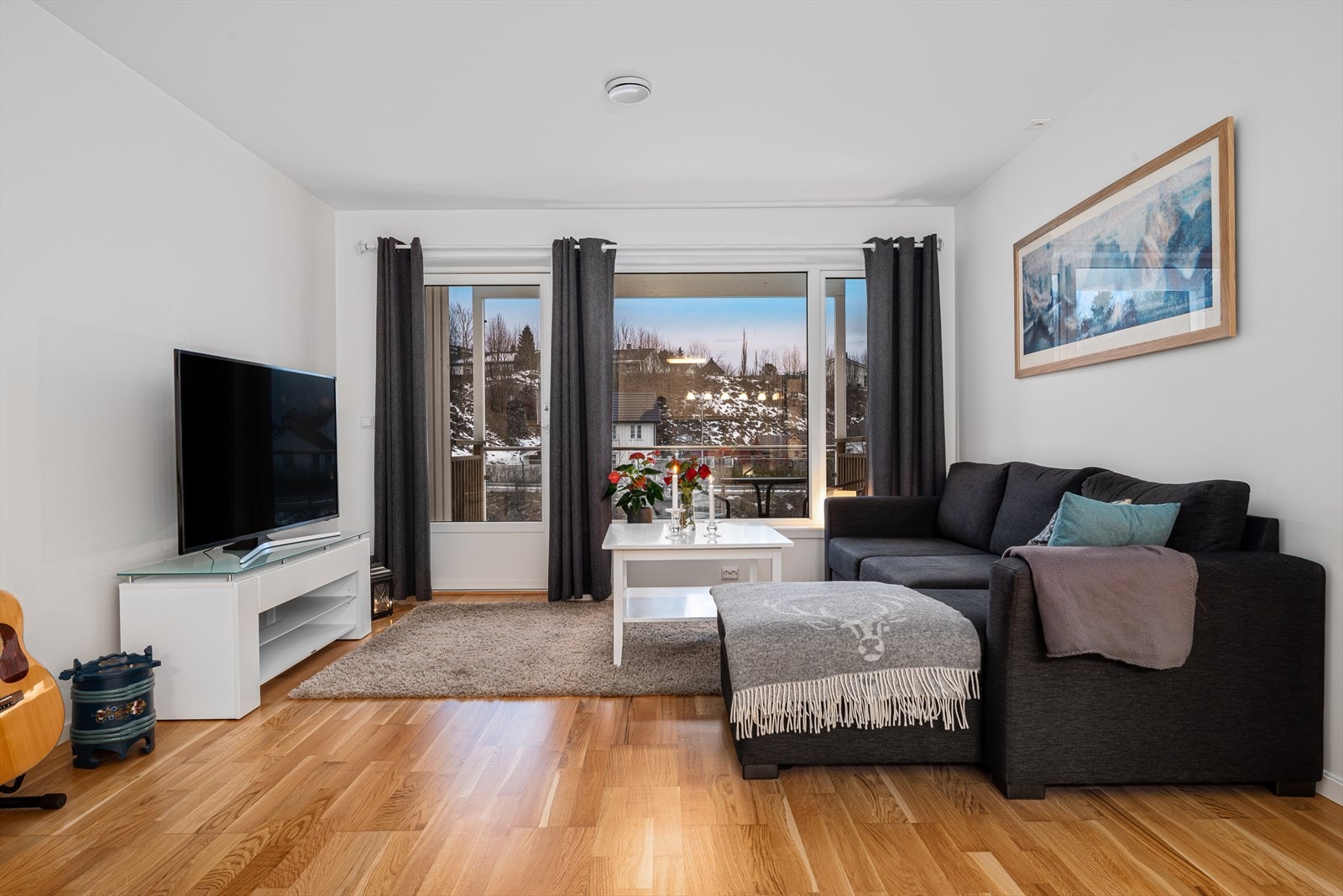 Fra stua er det utgang til en overbygget veranda på ca. 8 kvm. med fint utsikt mot elva Søa og omgivelsene rundt. Galleribilde