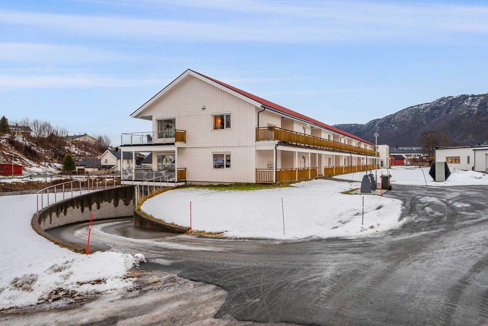 Fra leiligheten er det gangavstand til flere dagligvarebutikker, bakeri, restauranter, treningssenter, butikksenter, småbåthavn mm. Galleribilde