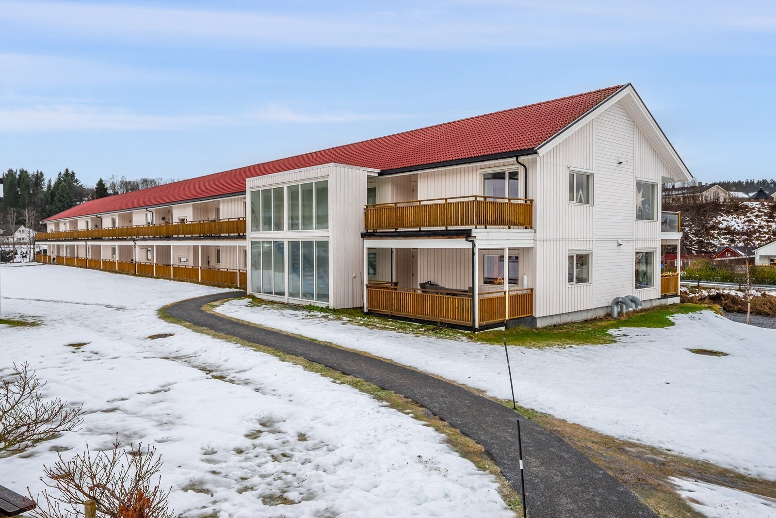 Det er fine friluftsområder i umiddelbar nærhet både ved elva, sjøen og i fjellet. Fra elvebredden er det blant annet turstier langs elva, båthavna og til Ånesøyan. Det er kort vei til utgangspunktet for flere populære turmål i Kjørsefjellet. Galleribilde