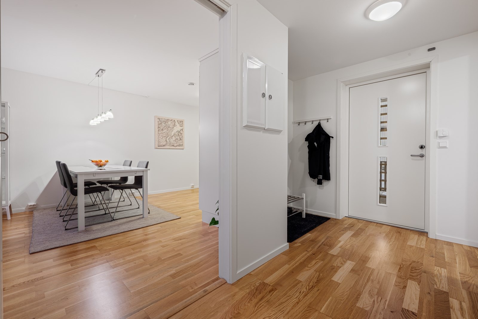 Du kommer inn i entreen med videre adkomst til stue/kjøkken, soverom, bad og teknisk rom. Ved inngangsdøra er det plass for yttertøy og sko. Galleribilde