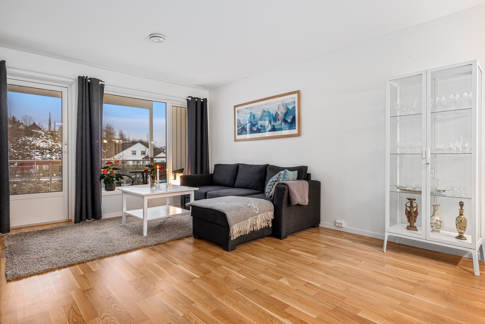 Lys og trivelig stue med plass for både sofagruppe og spisestuemøbler. Galleribilde