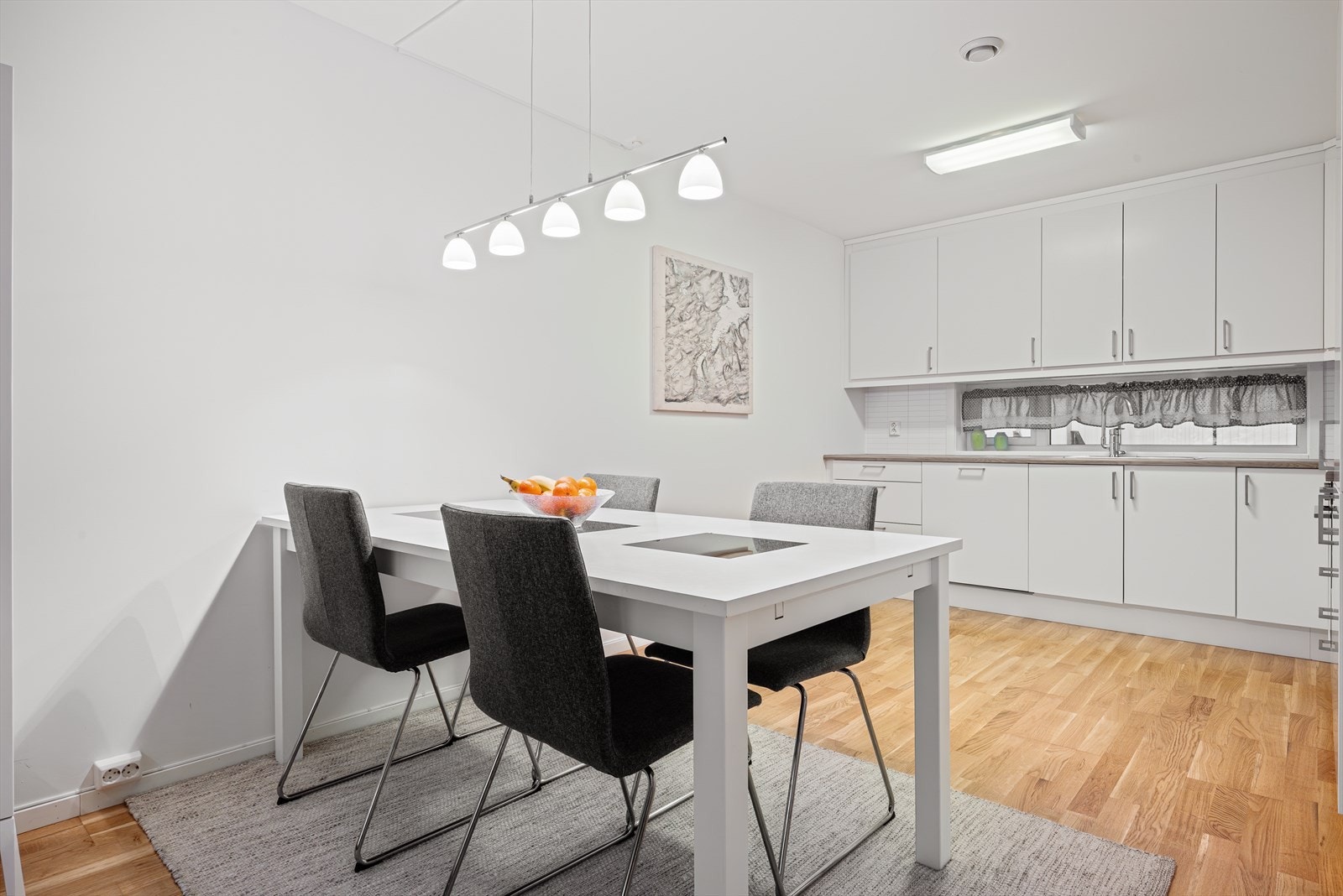 Pen og stilren kjøkkeninnredning fra Sigdal med god oppbevaringsplass i over- og underskap. Galleribilde