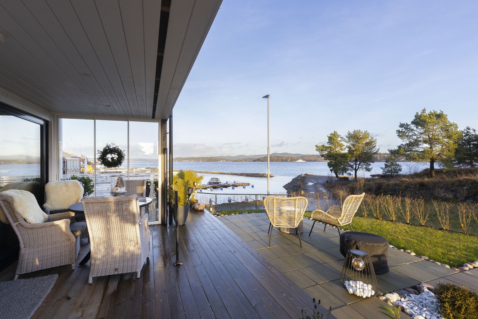 Terrassen er innglasset på begge sider og skjermer for vær og vind Galleribilde