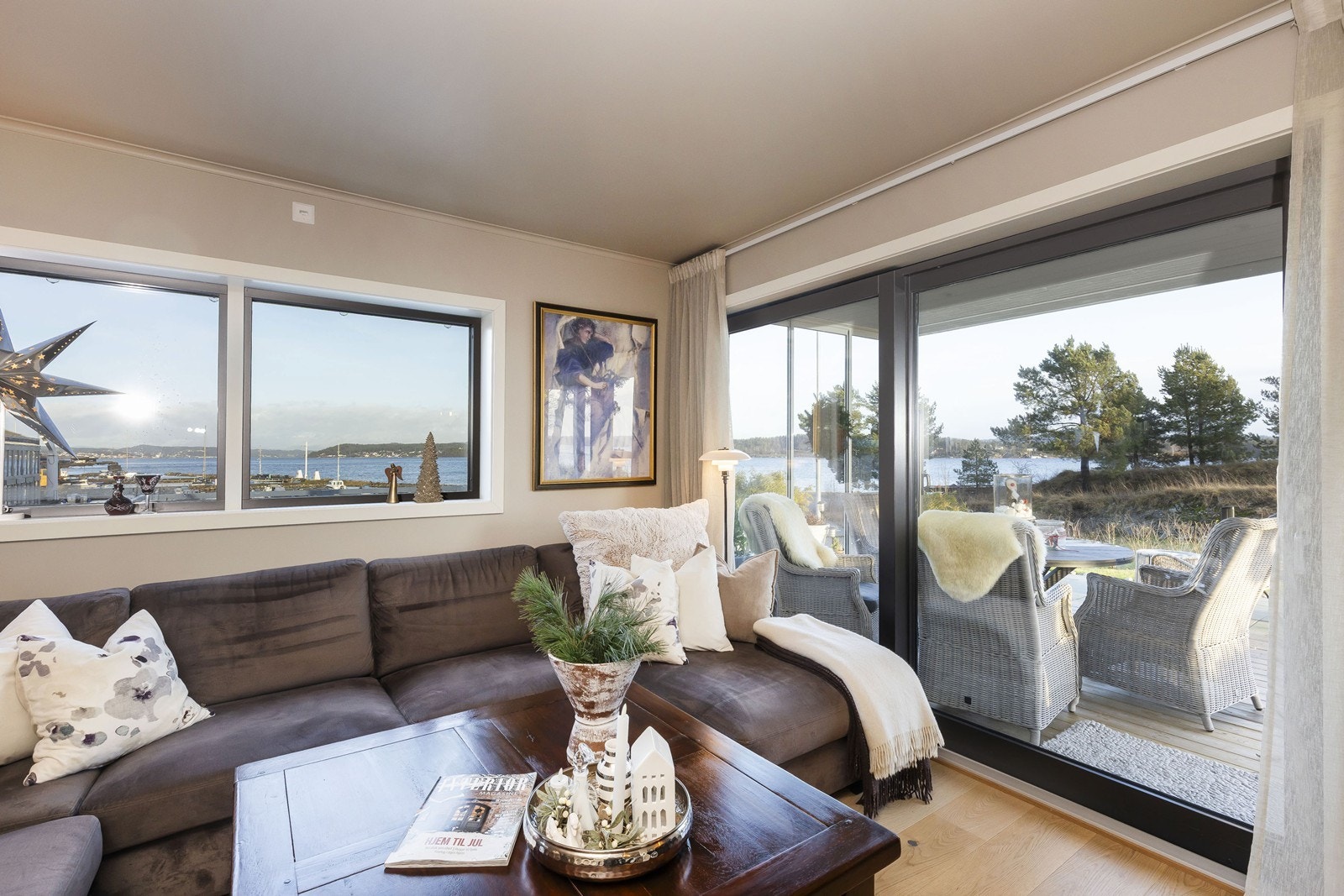 De er nydelig sjøutsikt fra de fleste rom i leiligheten Galleribilde