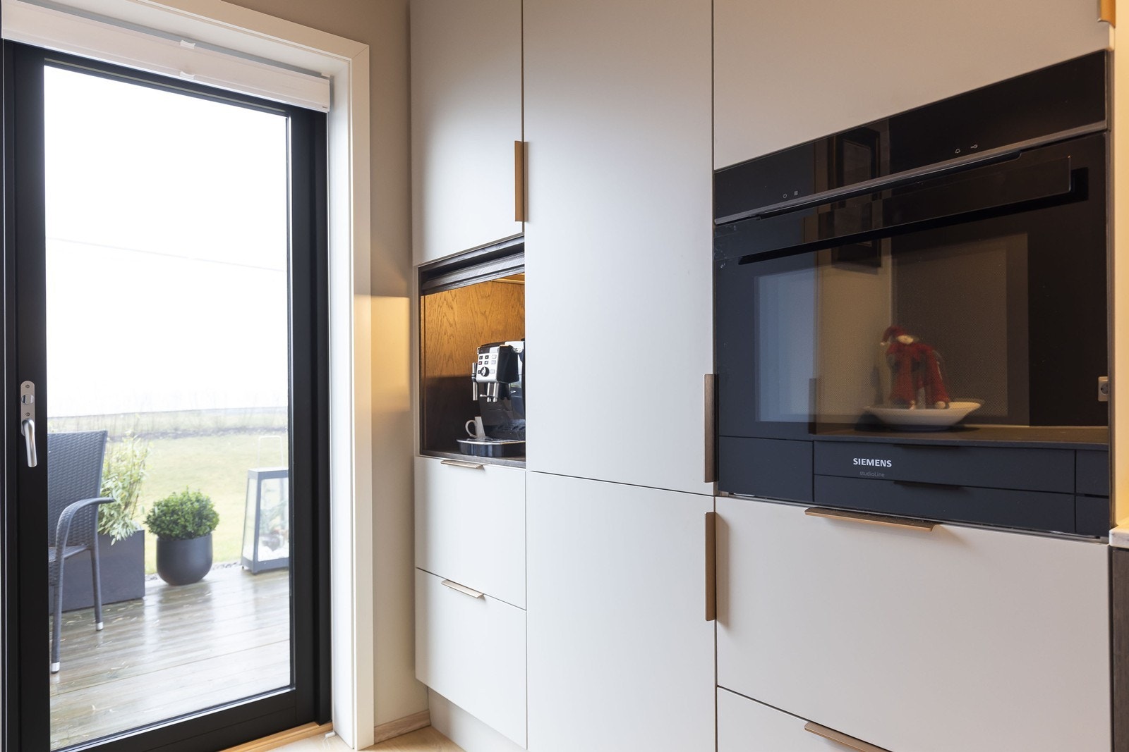 Flotte høyskap i beige silk fra Designa Galleribilde