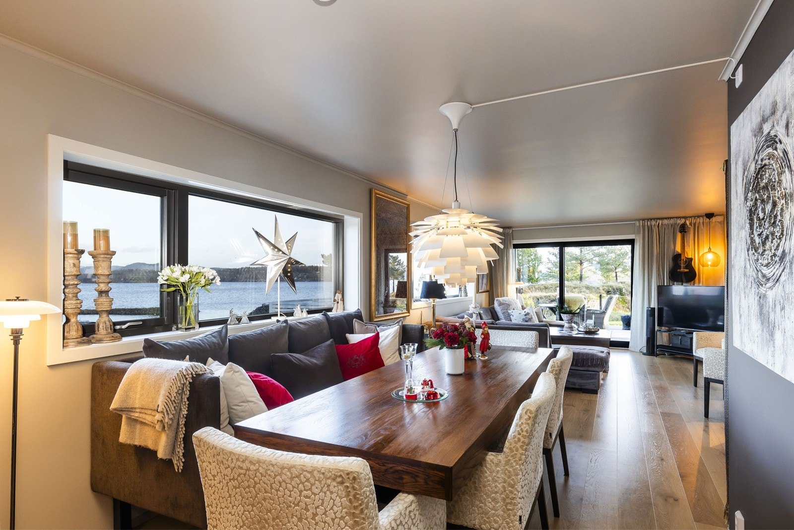 Nydelig stue malt med samme duse farger på vegger i og himling Galleribilde