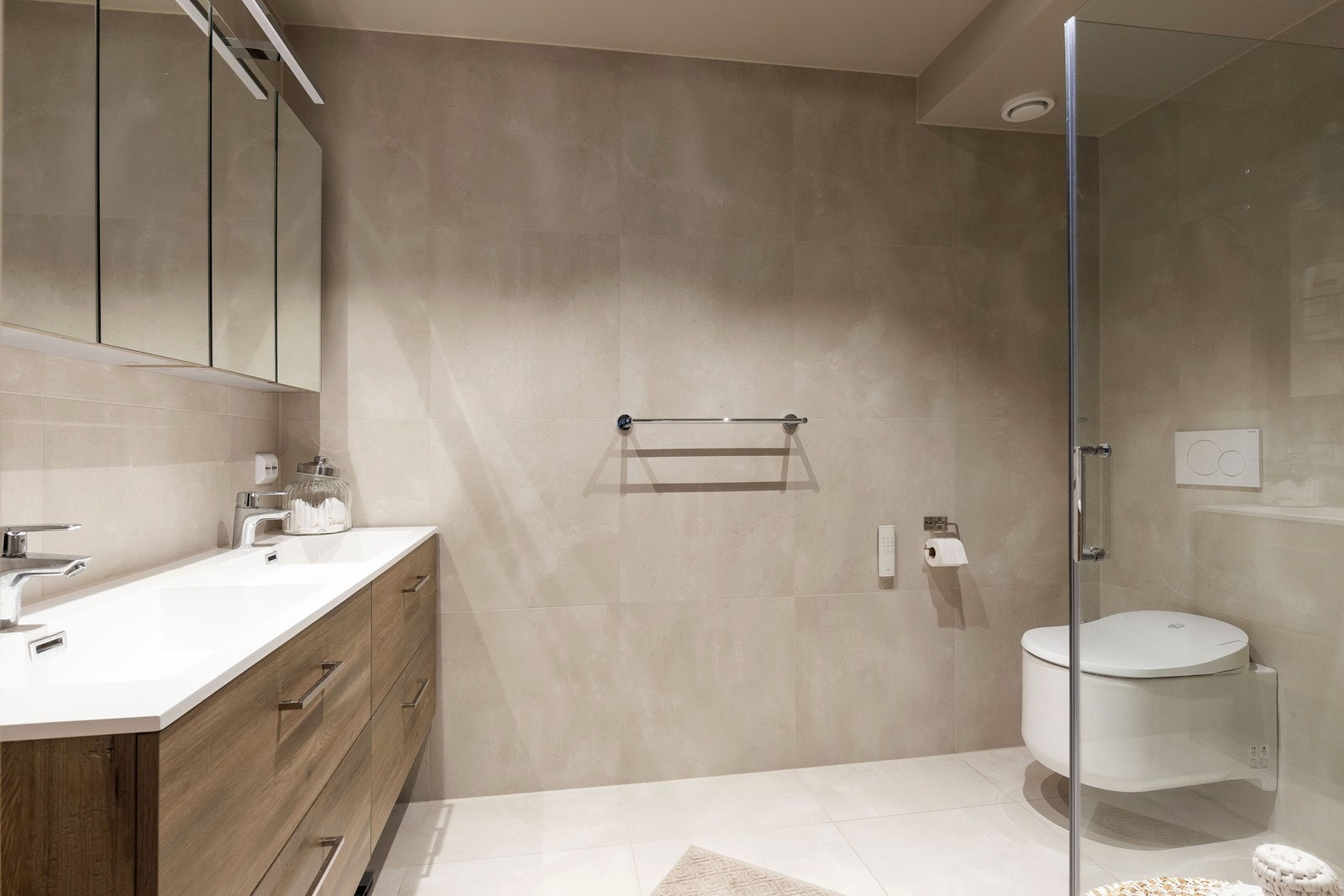 Stort bad i tilknytning til hovedsoverommet Galleribilde