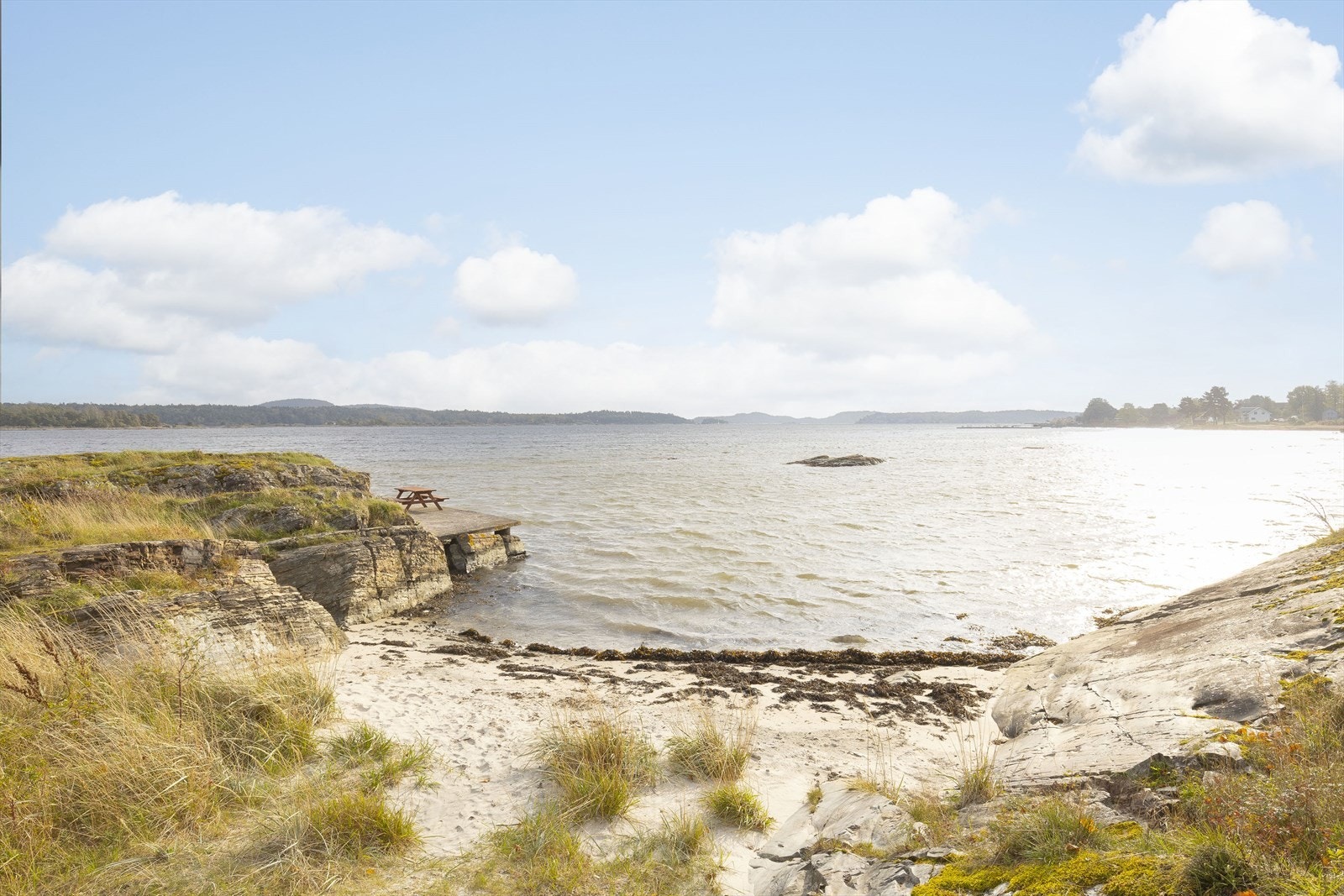 Veien til et forfriskende bad er kort med strand rett utenfor døra Galleribilde