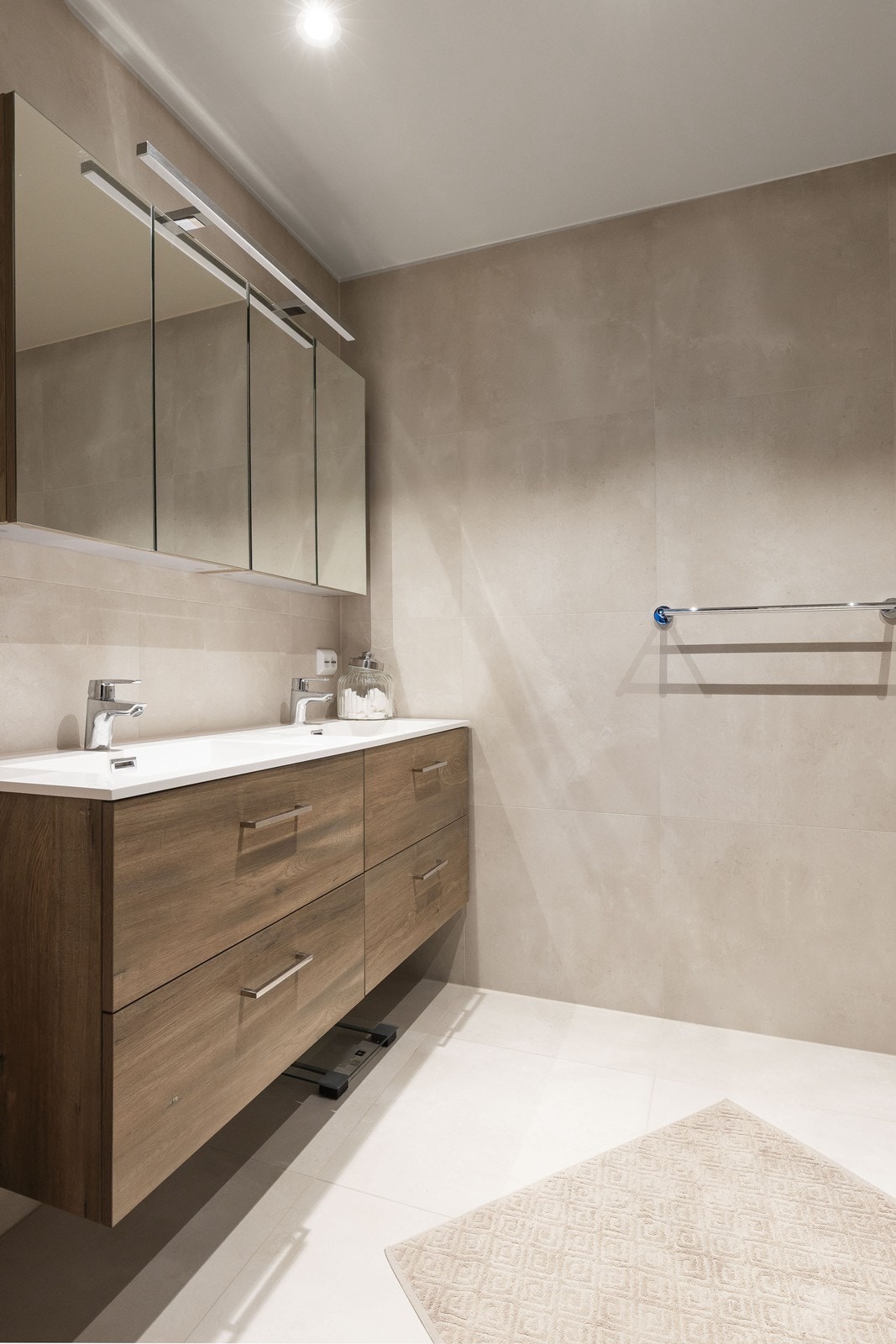 Stor innredning med dobbelservant og speilskap Galleribilde