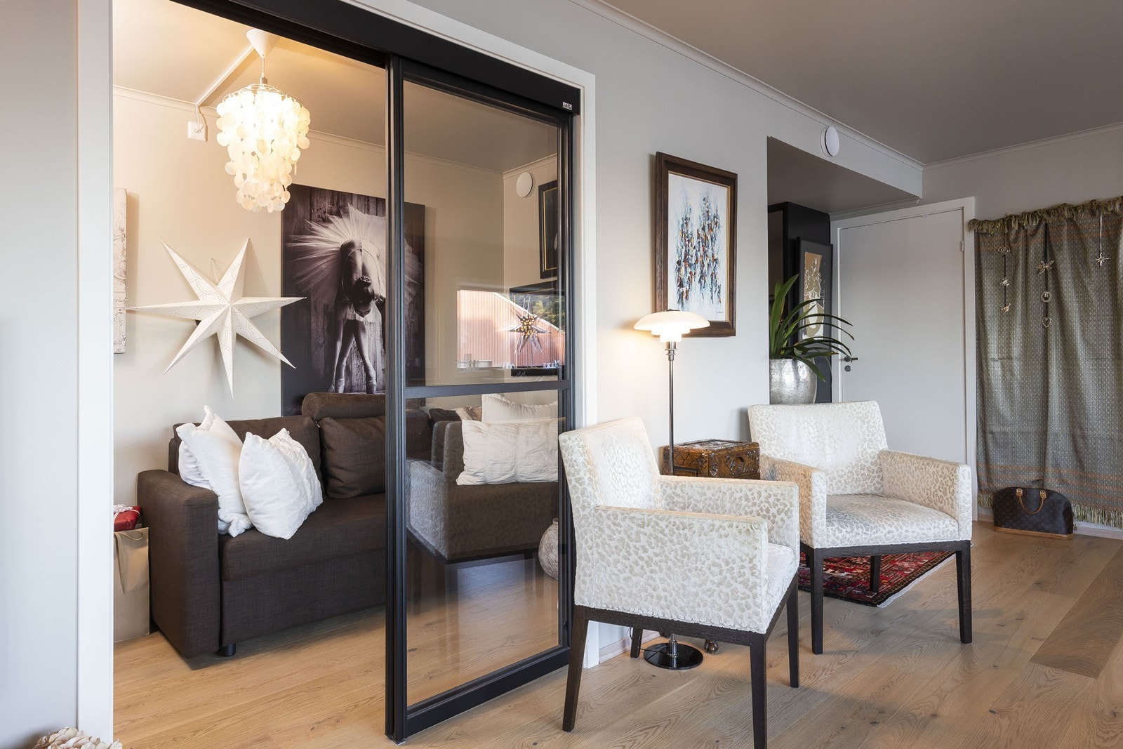 En flott glassdør skiller stuen fra det ene soverommet/kontoret. Det gjør stuen meget åpen og fin Galleribilde