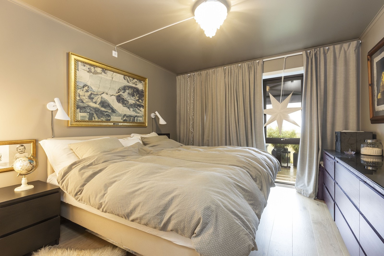 Romslig og lekkert hovedsoverom Galleribilde