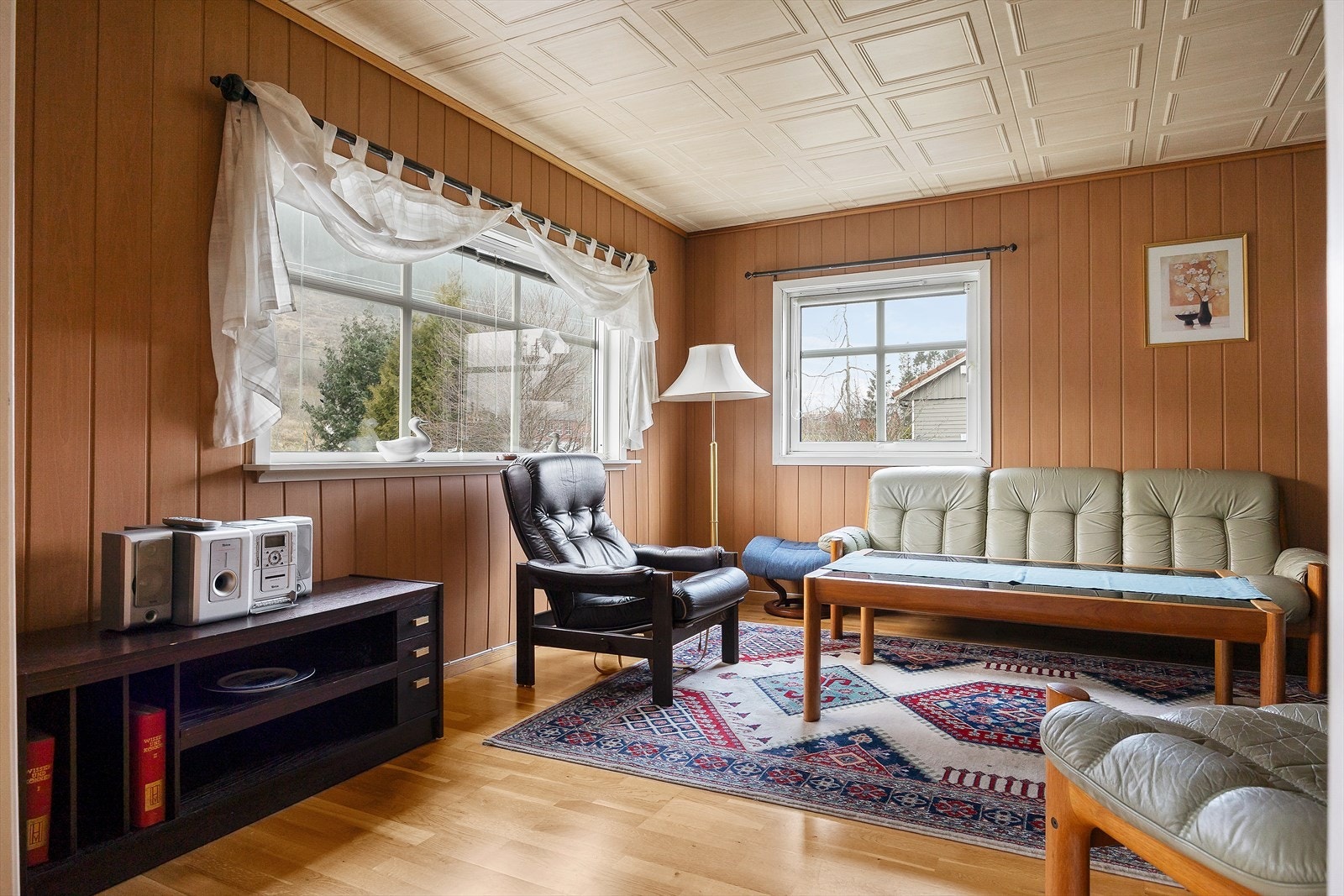 Boligen har to stuer, begge med store vindusflater som sikrer et flott og naturlig lysinnslipp. Stuene gir flere innredningsmuligheter og rom for både sofagruppe og spiseplass. Galleribilde