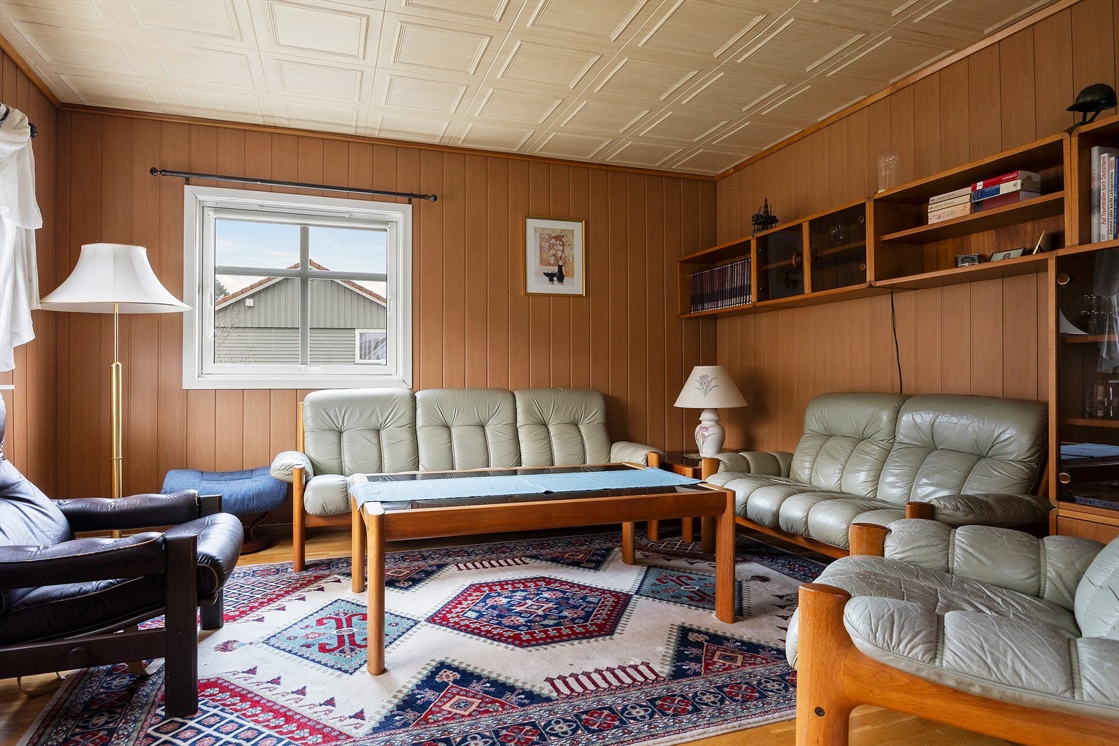 Boligen har to stuer, begge med store vindusflater som sikrer et flott og naturlig lysinnslipp. Stuene gir flere innredningsmuligheter og rom for både sofagruppe og spiseplass. Galleribilde