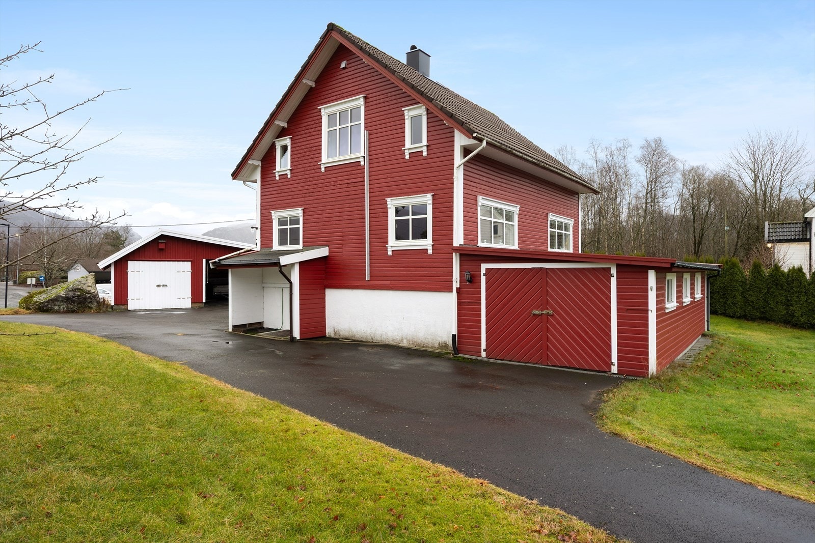 Velkommen til Birkemoveien 59 - en innholdsrik enebolig som ligger sentralt til i et etablert og familievennlig boligområde på Ualand.
Fotograf Diakrit v/ Arne Ove Østebrøt. Galleribilde