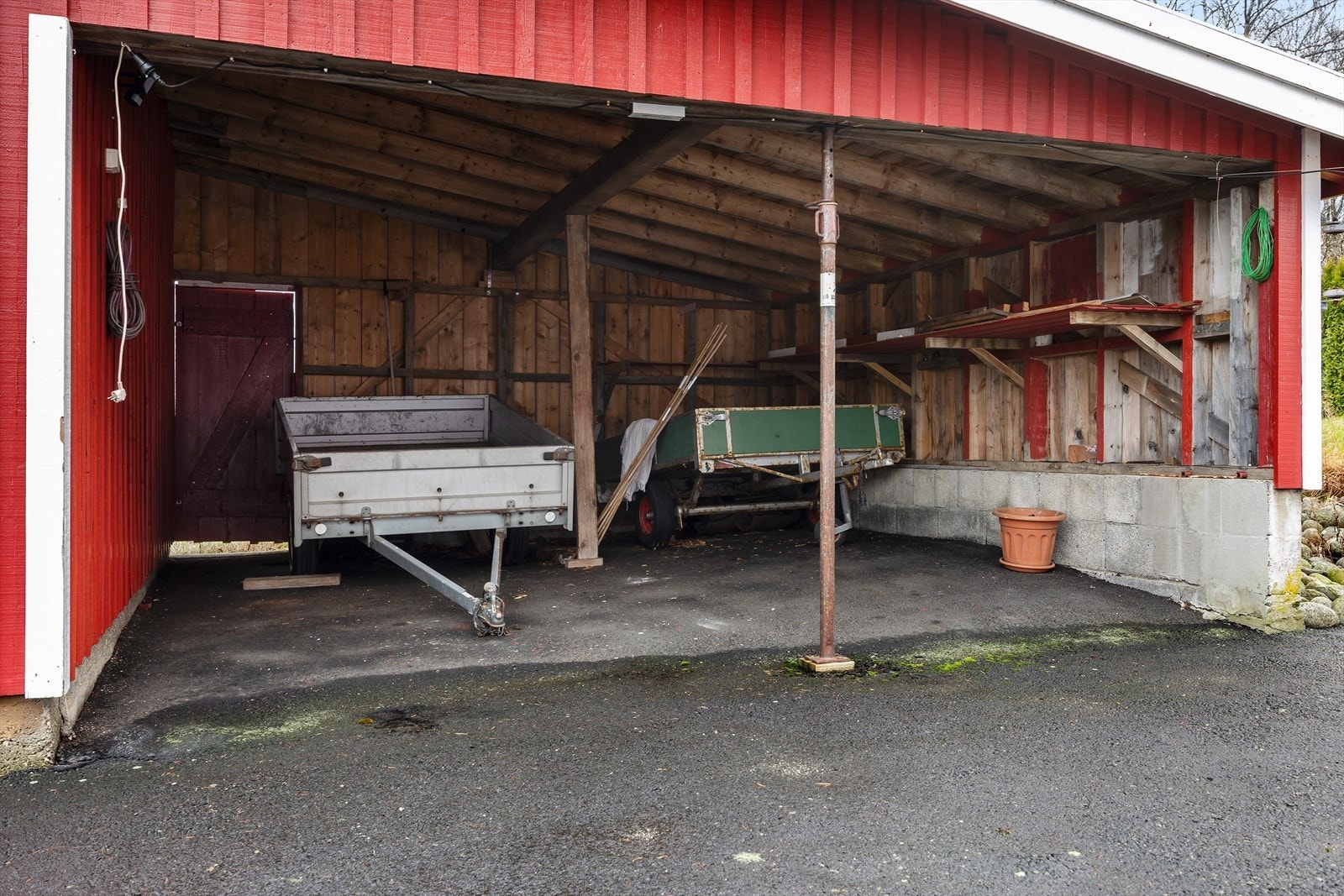 Carport med god plass til både parkering og oppbevaring. Galleribilde