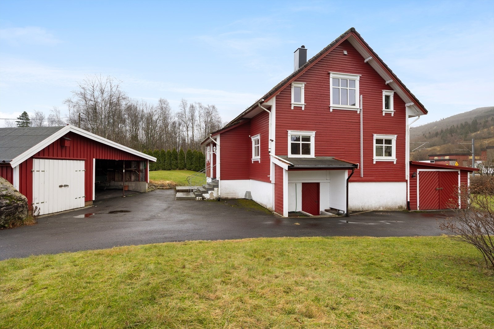 Boligen er i normal god stand for sin alder og fremstår som et hjem med sjarm og potensial. Det er gjort flere oppdraderinger med boligen, men detaljer rundt oppgraderingene er begrenset ettersom selger selv ikke har bodd i boligen. Galleribilde