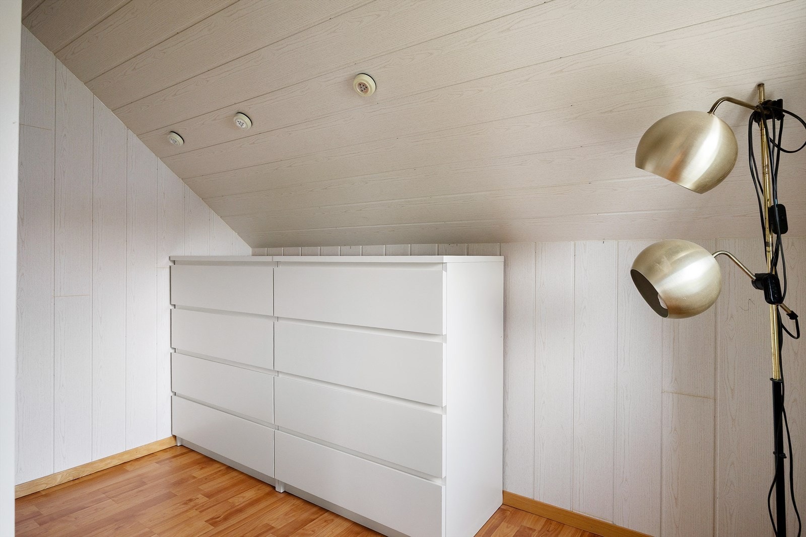 Soverommene i andre etasje har hver sitt praktiske tilhørende omkledningsrom. Dette gir gode oppbevaringsmuligheter og en effektiv utnyttelse av plassen. Galleribilde