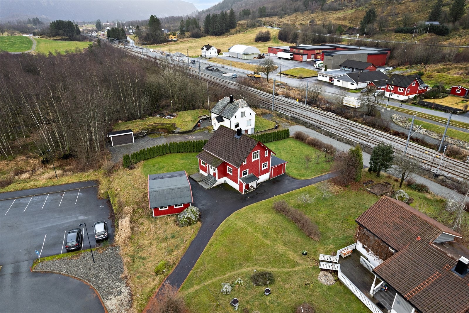 Boligen ligger sentralt til i et etablert og rolig boligområde på Ualand, med kort avstand til de fleste daglige fasiliteter. Her bor du i naturskjønne omgivelser, samtidig som du har enkel tilgang til butikk, barnehage og offentlig transport. Galleribilde