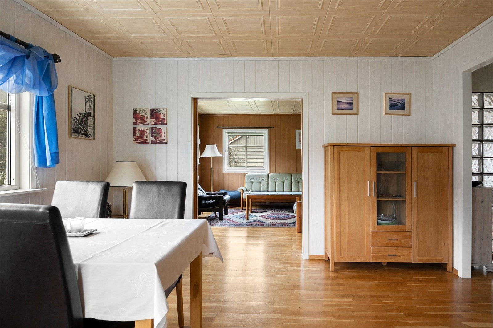 Boligen har to stuer, begge med store vindusflater som sikrer et flott og naturlig lysinnslipp. Stuene gir flere innredningsmuligheter og rom for både sofagruppe og spiseplass. Galleribilde