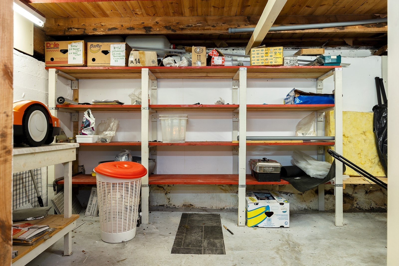 Kjelleren som er blitt brukt som oppbevaring og vaskerom. Galleribilde