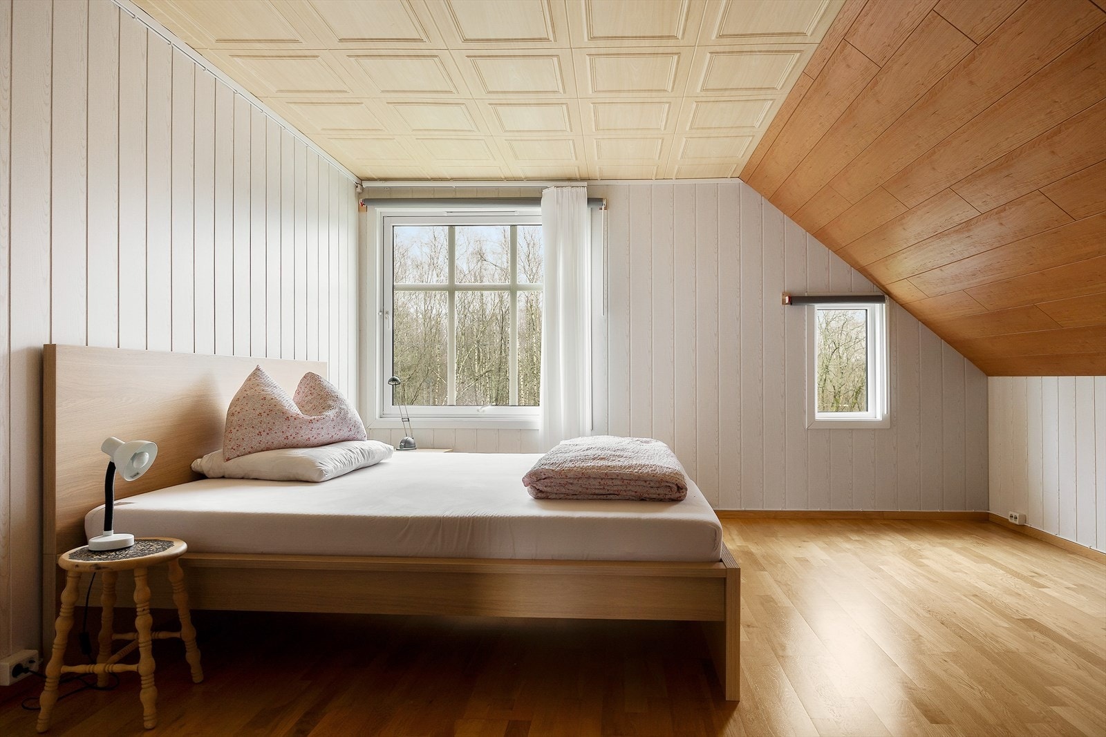 Soverommene i andre etasje har hver sitt praktiske tilhørende omkledningsrom. Dette gir gode oppbevaringsmuligheter og en effektiv utnyttelse av plassen. Galleribilde