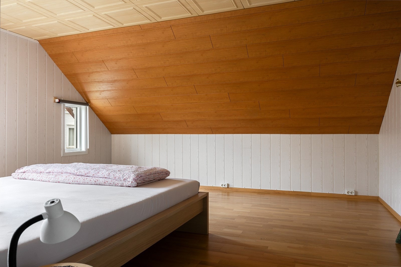 Soverommene i andre etasje har hver sitt praktiske tilhørende omkledningsrom. Dette gir gode oppbevaringsmuligheter og en effektiv utnyttelse av plassen. Galleribilde