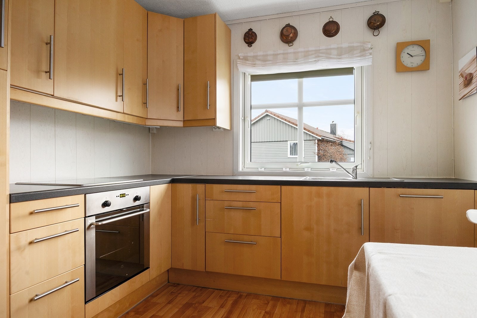 Kjøkkenet er funksjonelt innredet med slette fronter og laminat benkeplate med nedfelt vask. Her er det integrerte hvitevarer som følger handelen. Kjøkkenet har godt med skap- og benkeplass, perfekt for matlaging. Galleribilde