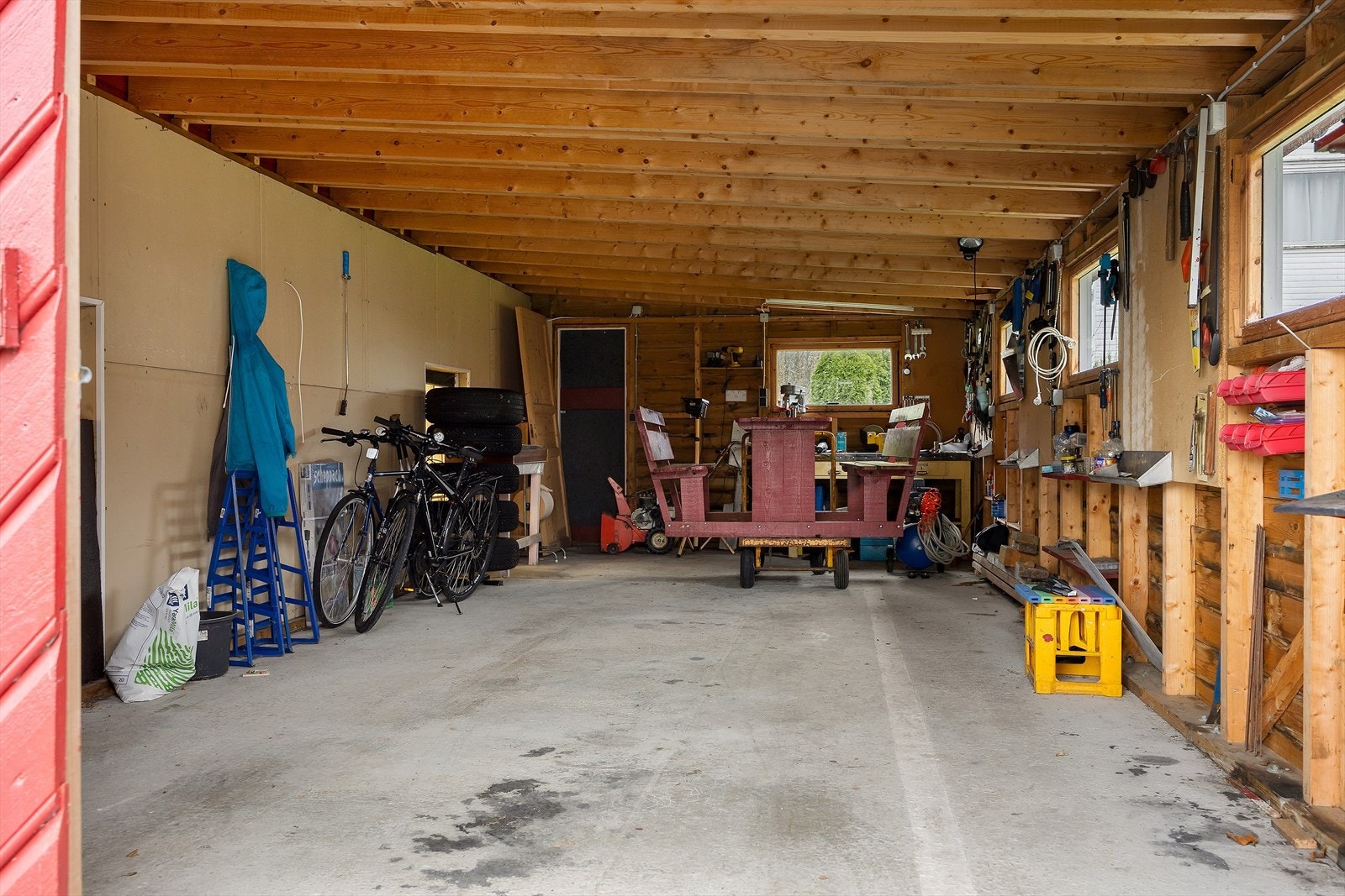 Utvendig bod som er blitt brukt til verksted, her er det mange muligheter. Galleribilde