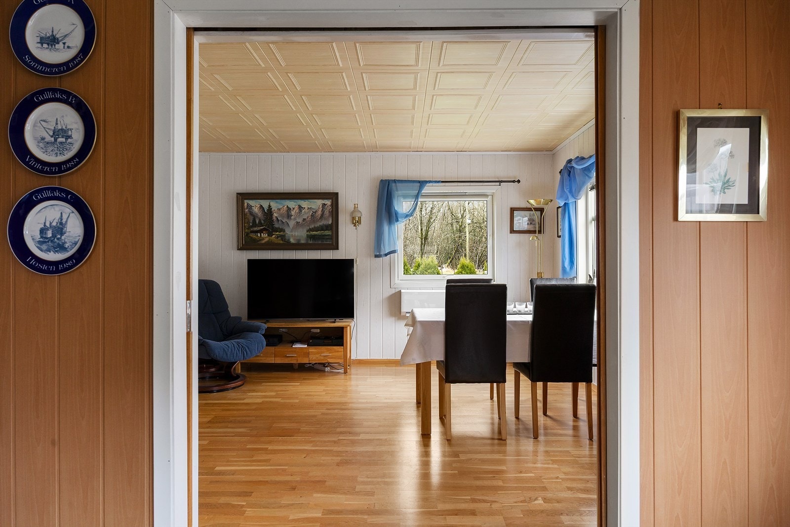 Boligen har to stuer, begge med store vindusflater som sikrer et flott og naturlig lysinnslipp. Stuene gir flere innredningsmuligheter og rom for både sofagruppe og spiseplass. Galleribilde