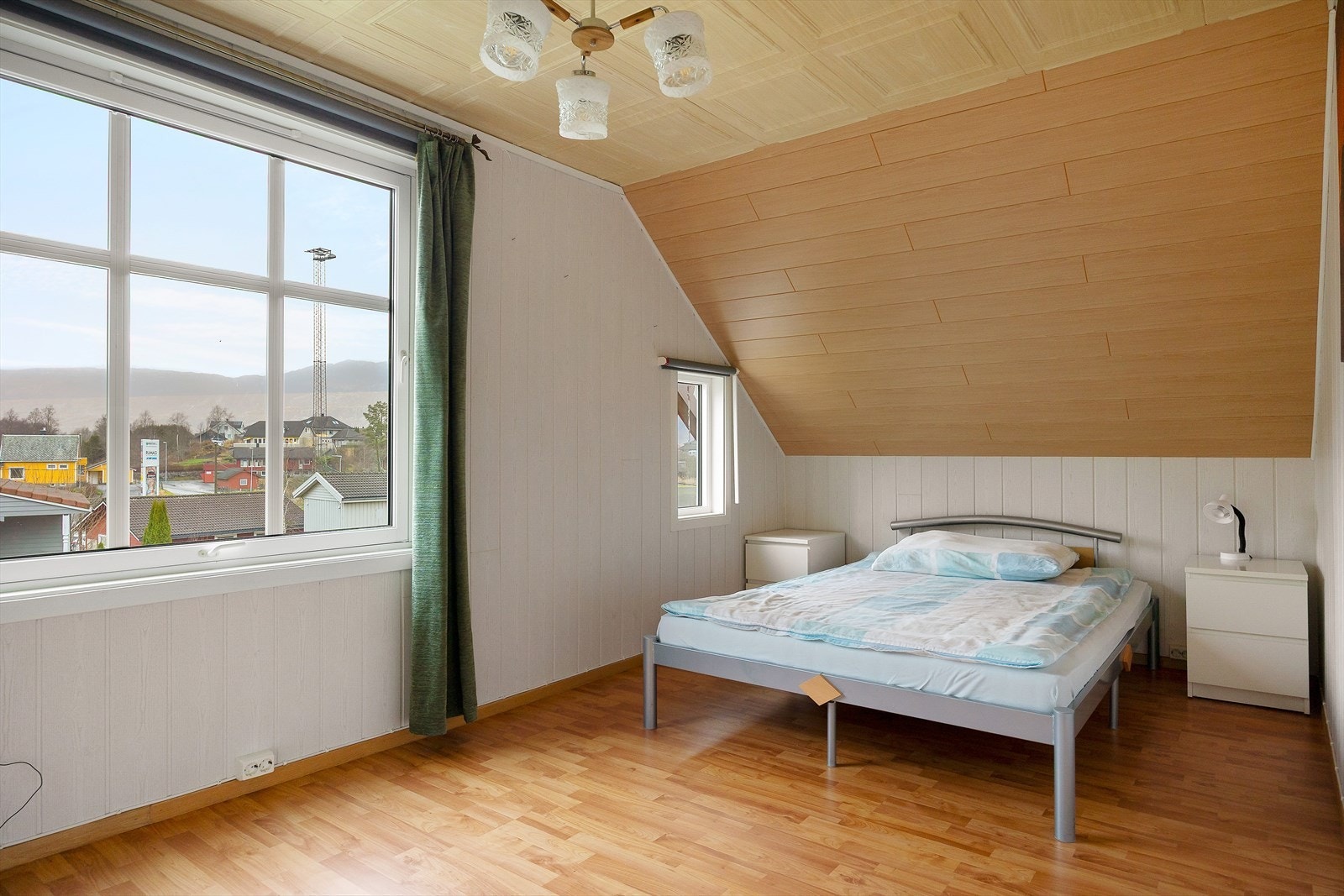 Soverommene i andre etasje har hver sitt praktiske tilhørende omkledningsrom. Dette gir gode oppbevaringsmuligheter og en effektiv utnyttelse av plassen. Galleribilde