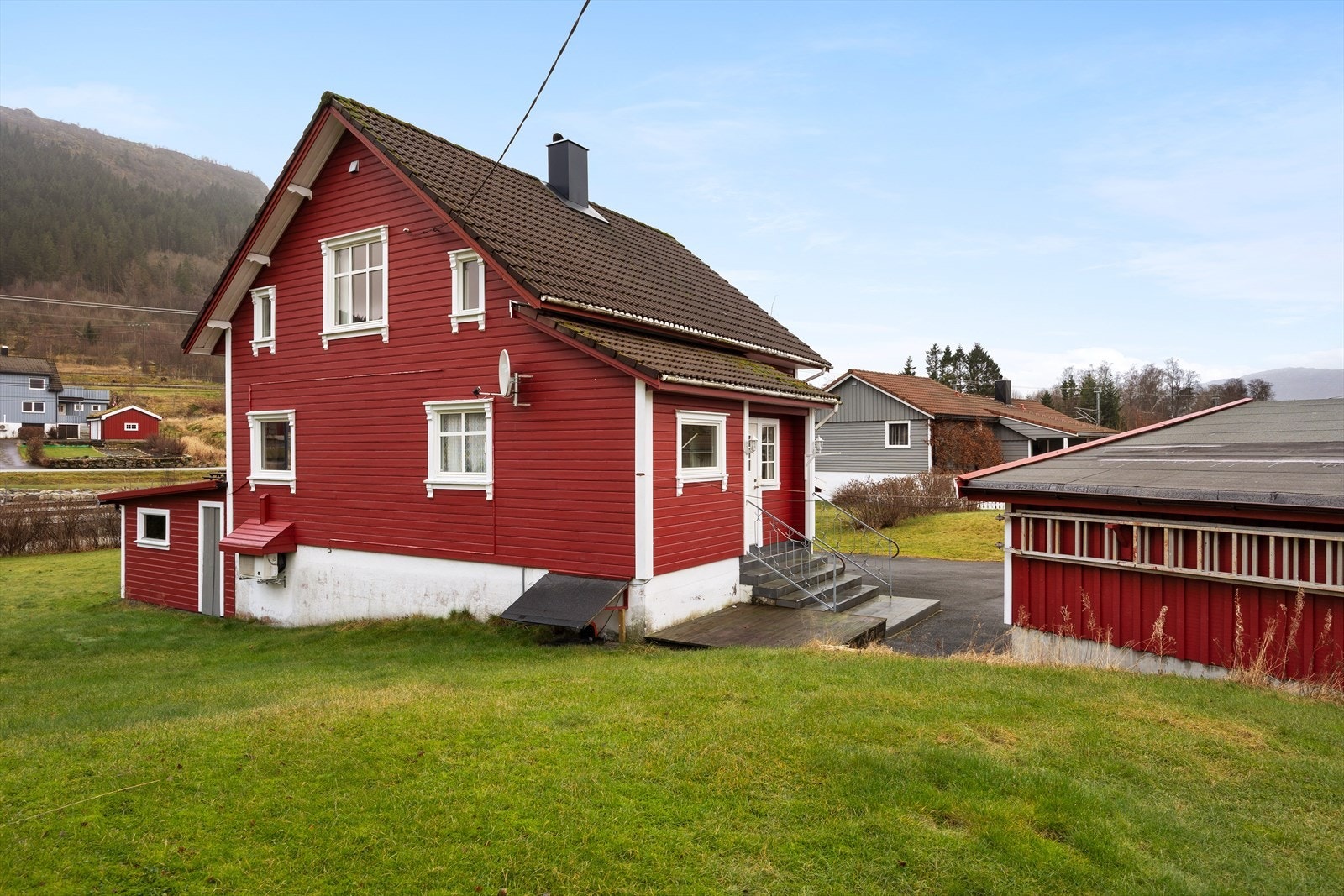 Boligen er i normal god stand for sin alder og fremstår som et hjem med sjarm og potensial. Det er gjort flere oppdraderinger med boligen, men detaljer rundt oppgraderingene er begrenset ettersom selger selv ikke har bodd i boligen. Galleribilde