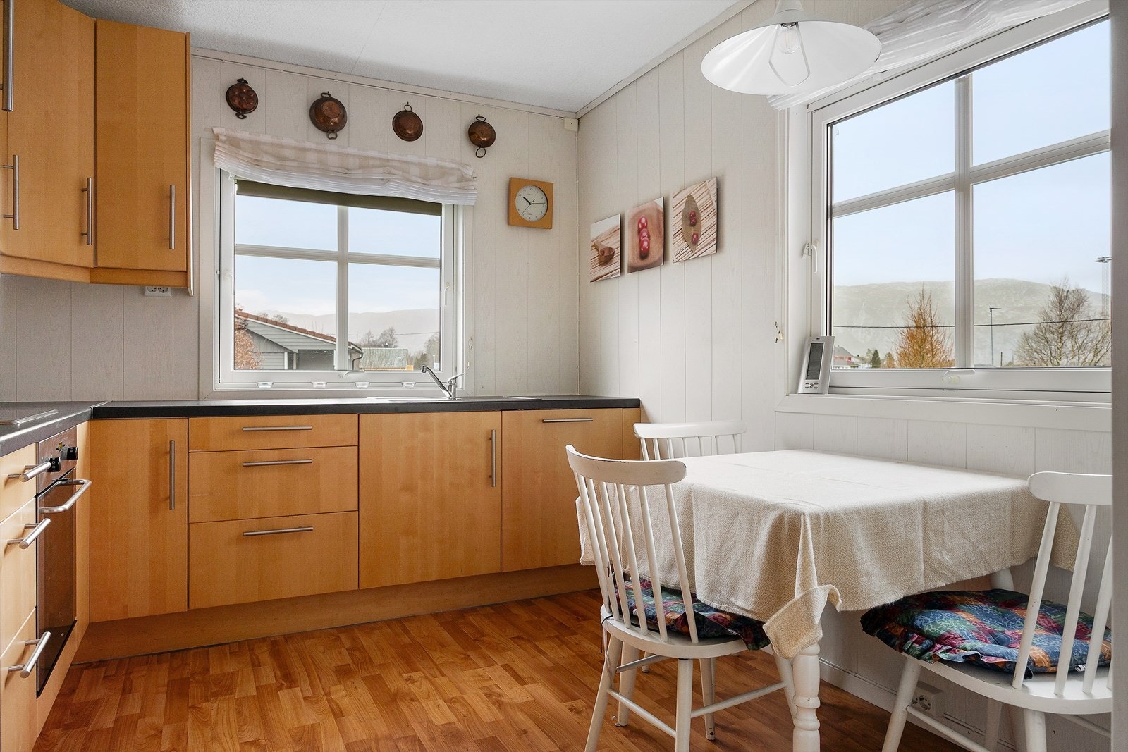 Kjøkkenet er funksjonelt innredet med slette fronter og laminat benkeplate med nedfelt vask. Her er det integrerte hvitevarer som følger handelen. Kjøkkenet har godt med skap- og benkeplass, perfekt for matlaging. Galleribilde