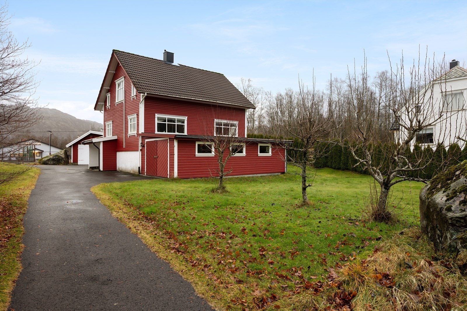Boligen er i normal god stand for sin alder og fremstår som et hjem med sjarm og potensial. Det er gjort flere oppdraderinger med boligen, men detaljer rundt oppgraderingene er begrenset ettersom selger selv ikke har bodd i boligen. Galleribilde